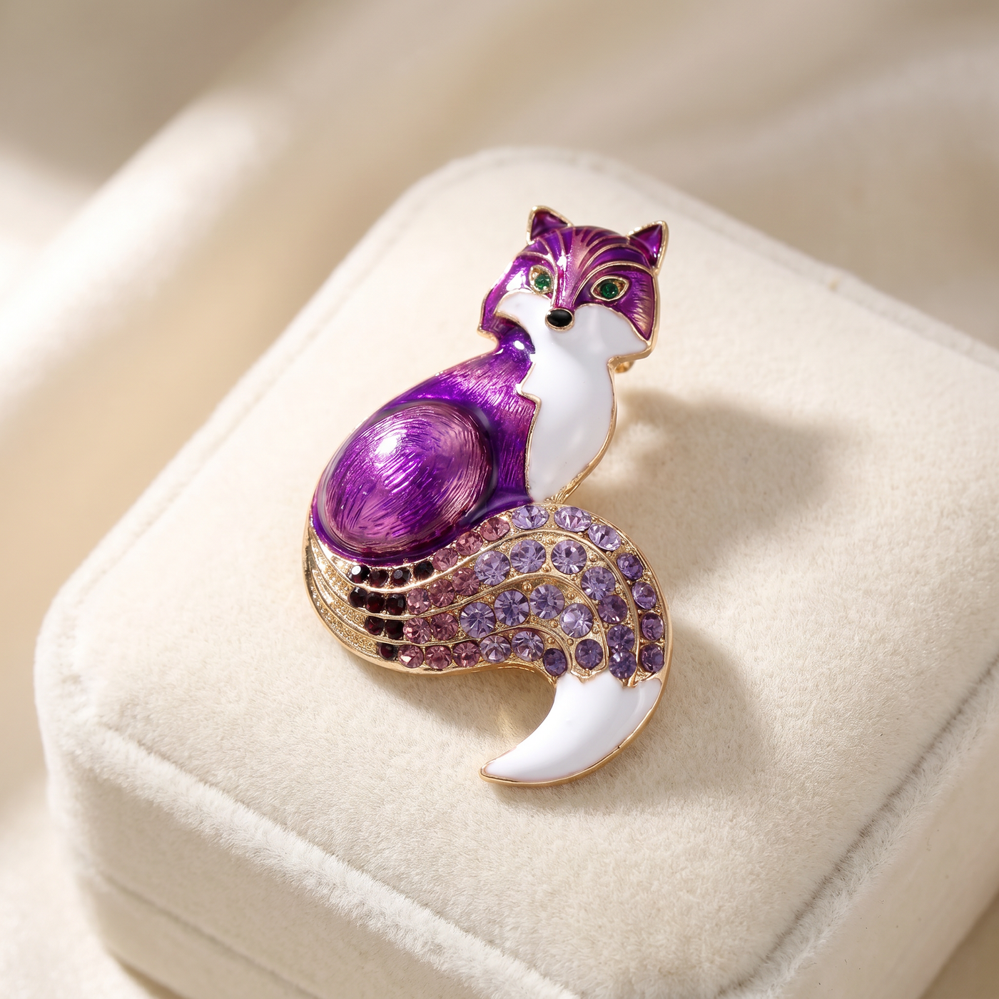 Broche Renard en cristal, bijou vintage Alyvoa en situation · Violet