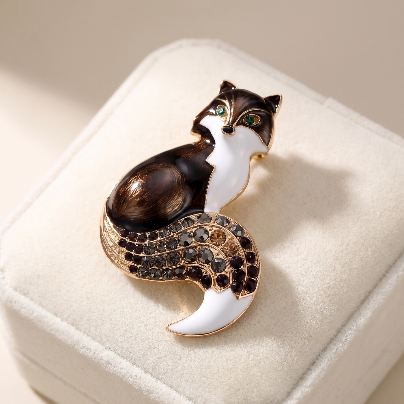 Broche Renard en cristal, bijou vintage Alyvoa présentée sur un coussin · Noir
