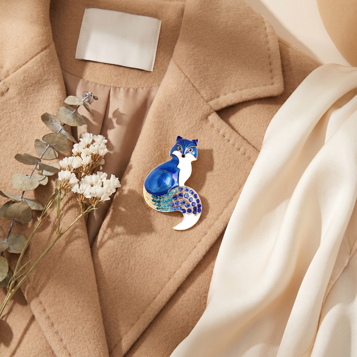 Broche Renard en cristal, bijou vintage Alyvoa vue en gros plan · Bleu