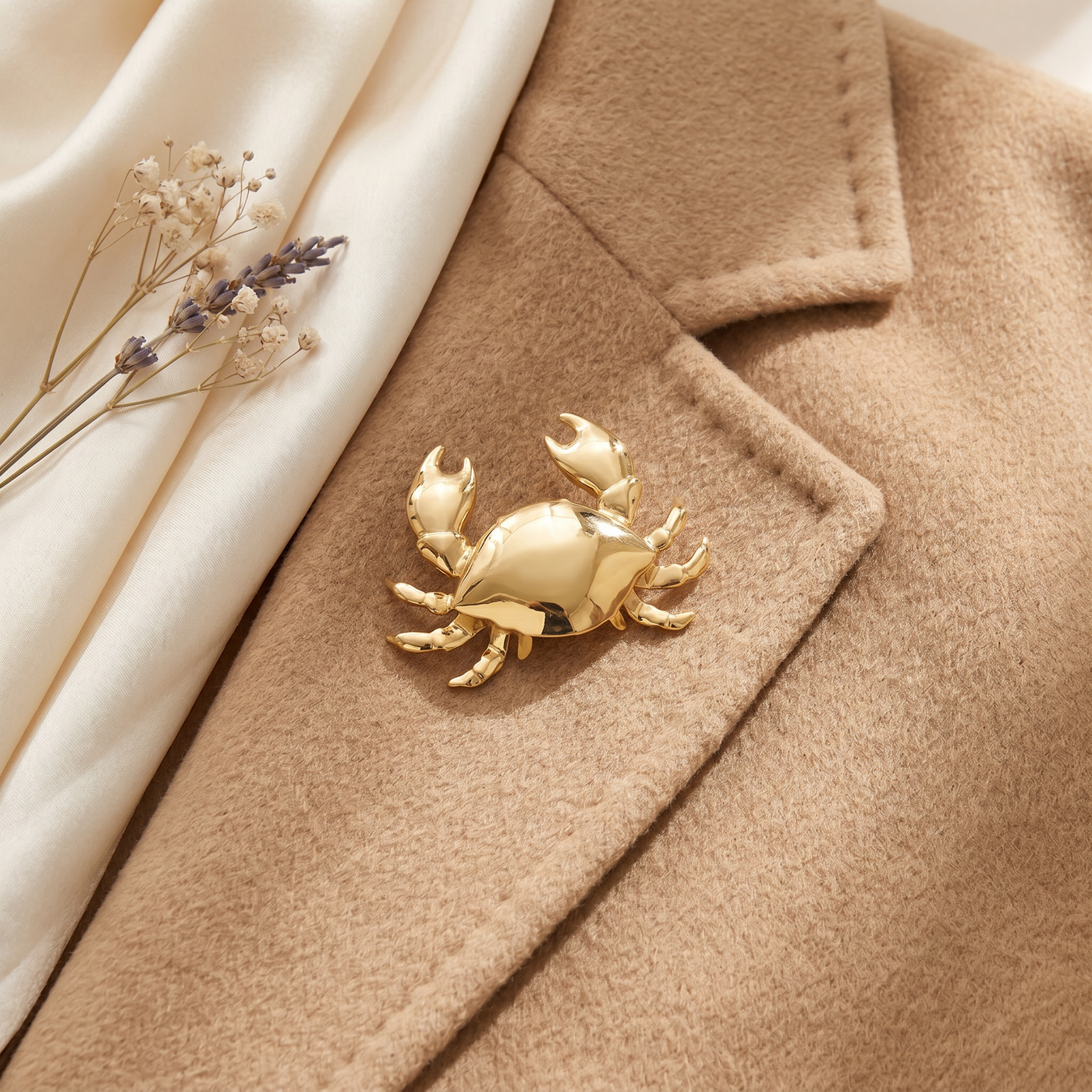 Broche Crabe en acier, bijou vintage Alyvoa tenue à la main · Doré