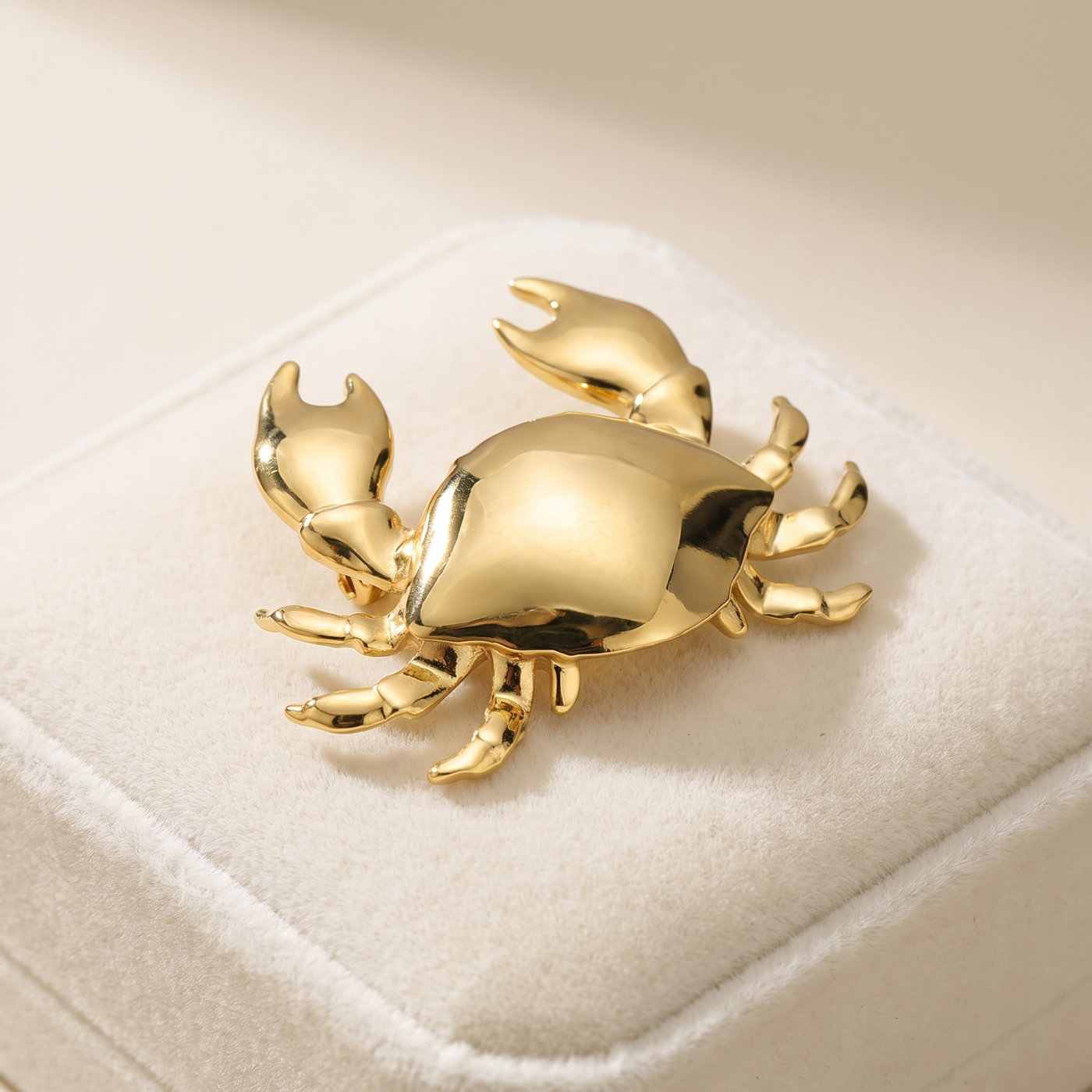 Broche Crabe en acier, bijou vintage Alyvoa présentée sur un coussin · Doré