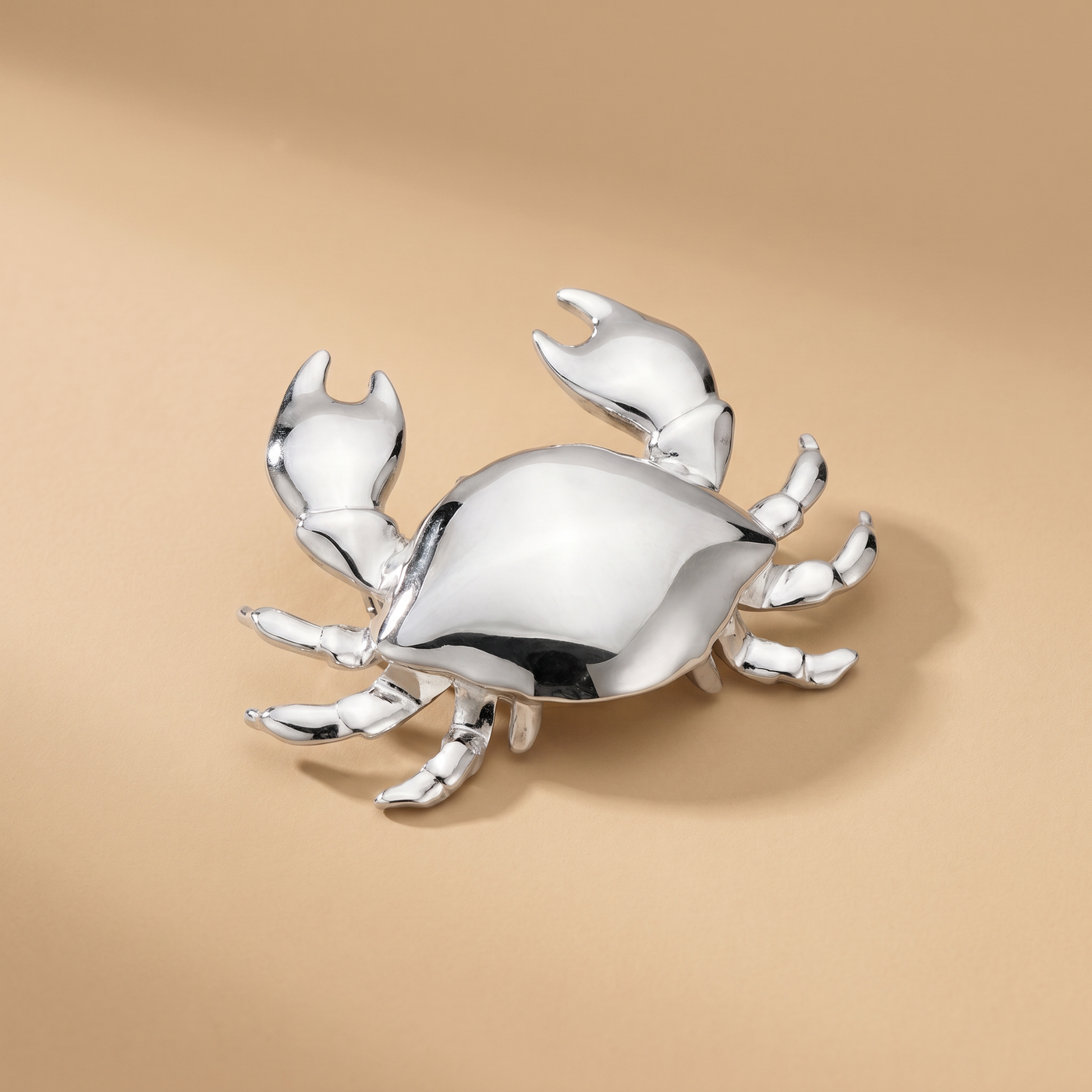 Broche Crabe en acier, bijou vintage Alyvoa portée sur un revers · Argenté