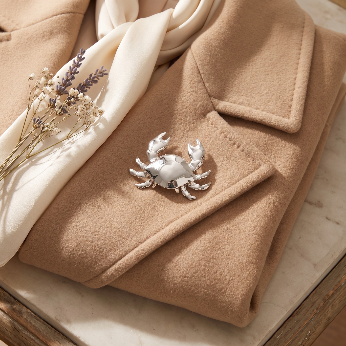 Broche Crabe en acier, bijou vintage Alyvoa en situation · Argenté