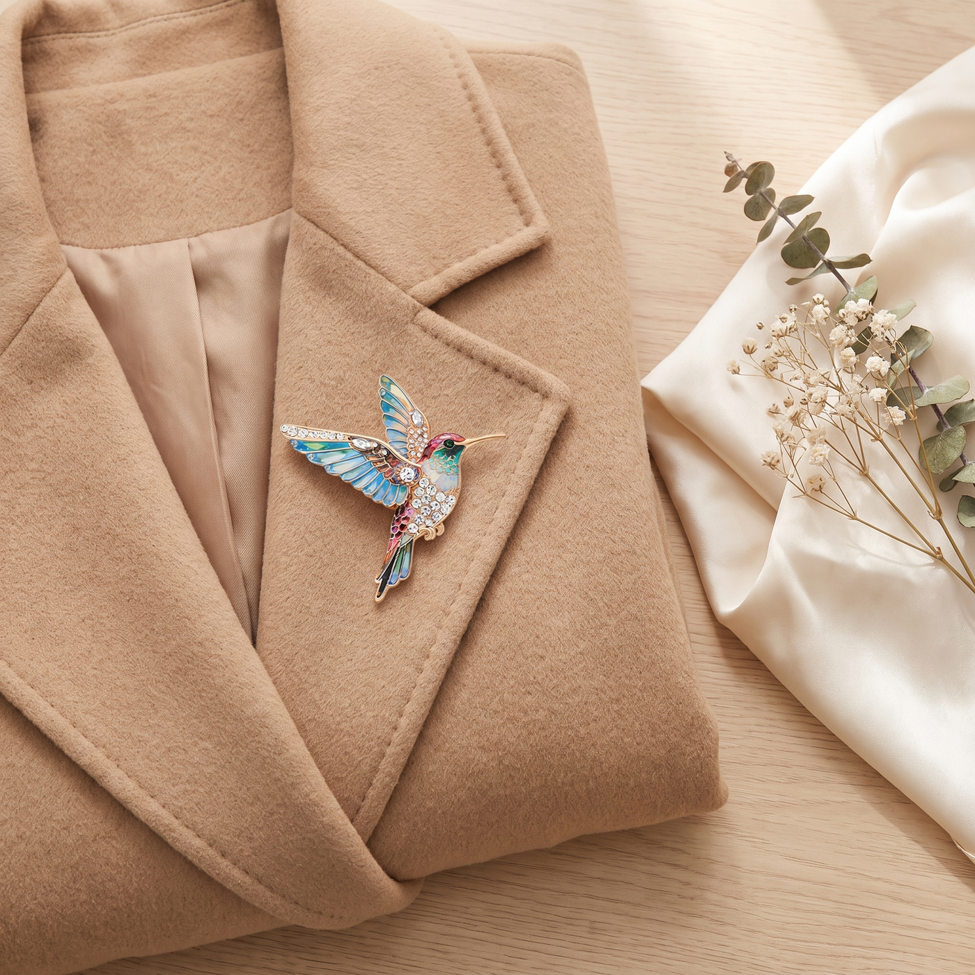 Broche Colibri en cristal, bijou vintage Alyvoa vue en gros plan · Vert