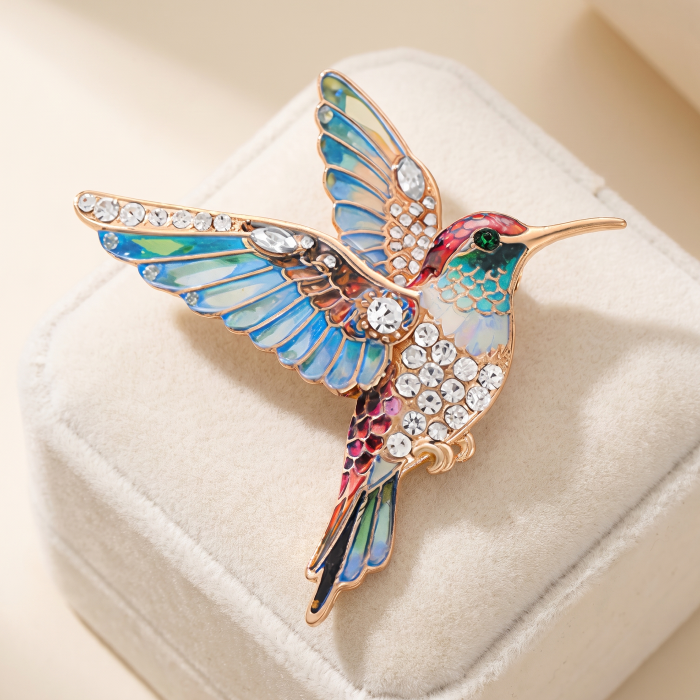 Broche Colibri en cristal, bijou vintage Alyvoa présentée sur un coussin · Vert