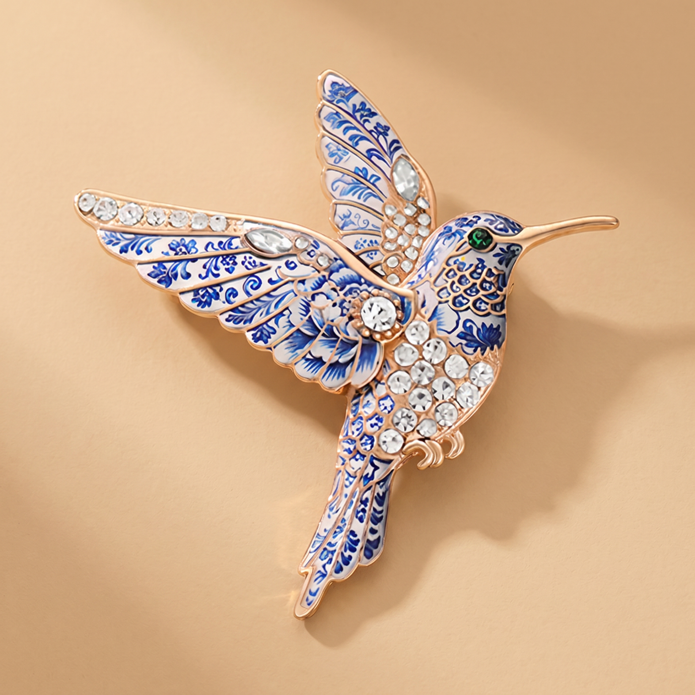 Broche Colibri en cristal, bijou vintage Alyvoa portée sur un revers · Bleu
