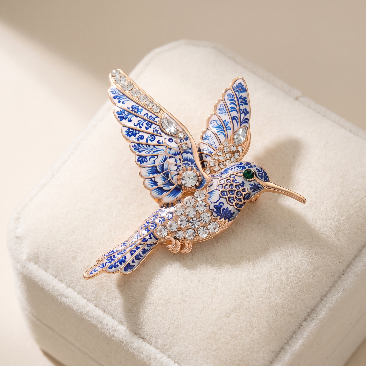 Broche Colibri en cristal, bijou vintage Alyvoa vue en gros plan · Bleu