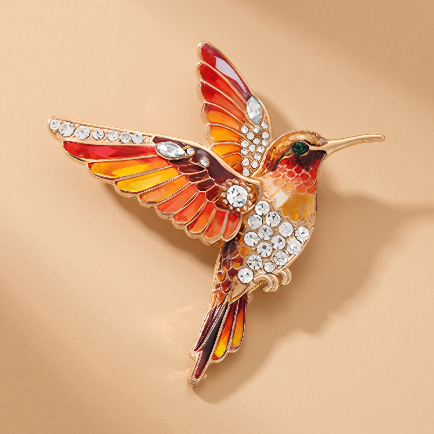 Broche Colibri en cristal, bijou vintage Alyvoa tenue à la main · Orange