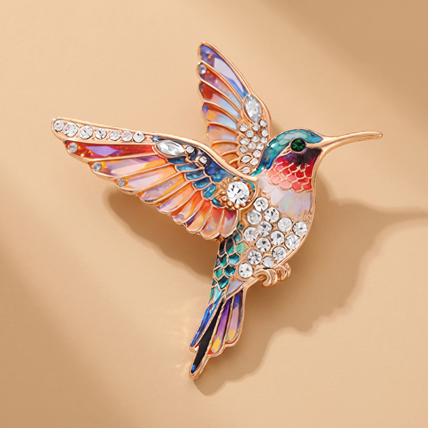 Broche Colibri en cristal, bijou vintage Alyvoa en situation · Multicolore