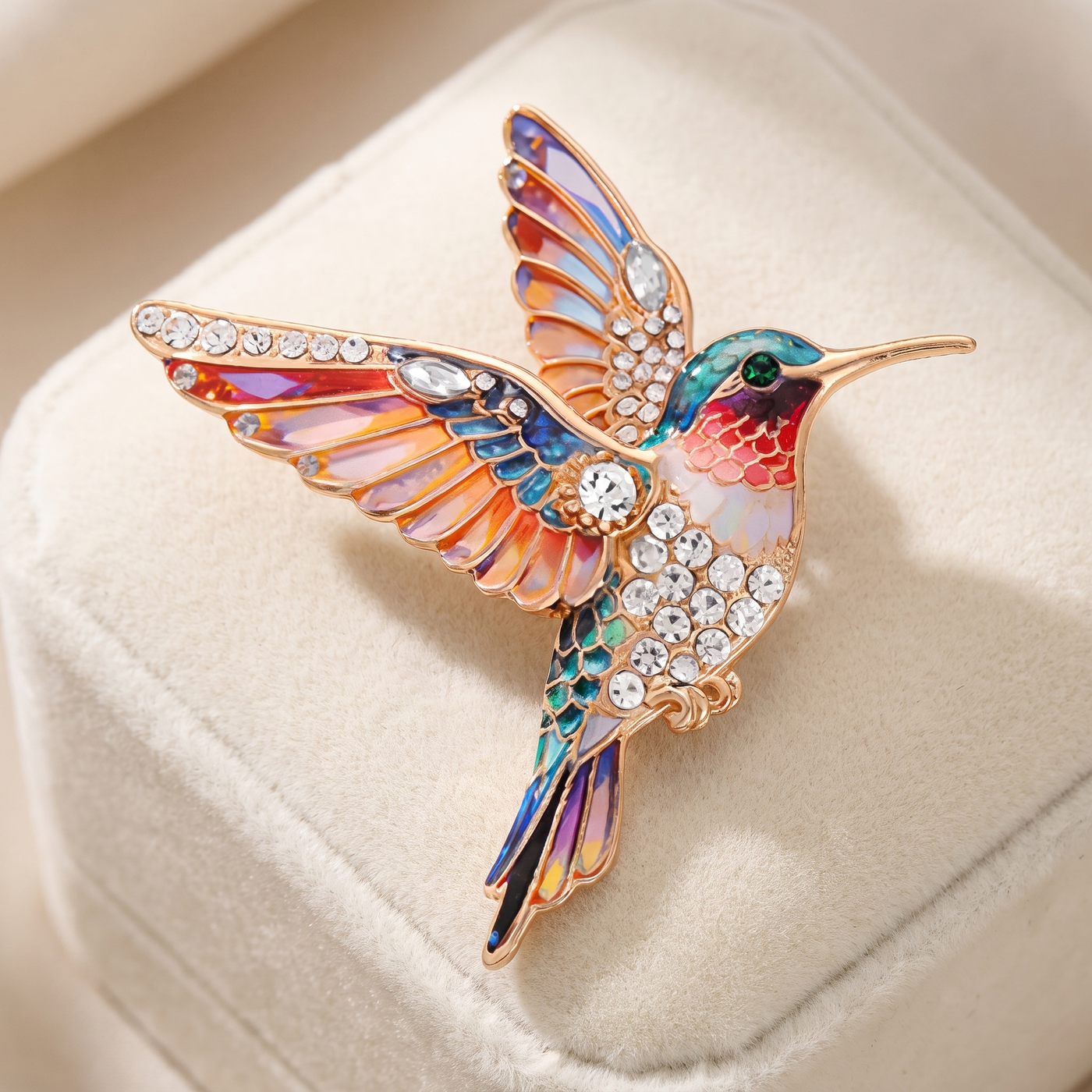 Broche Colibri en cristal, bijou vintage Alyvoa portée sur un revers · Multicolore