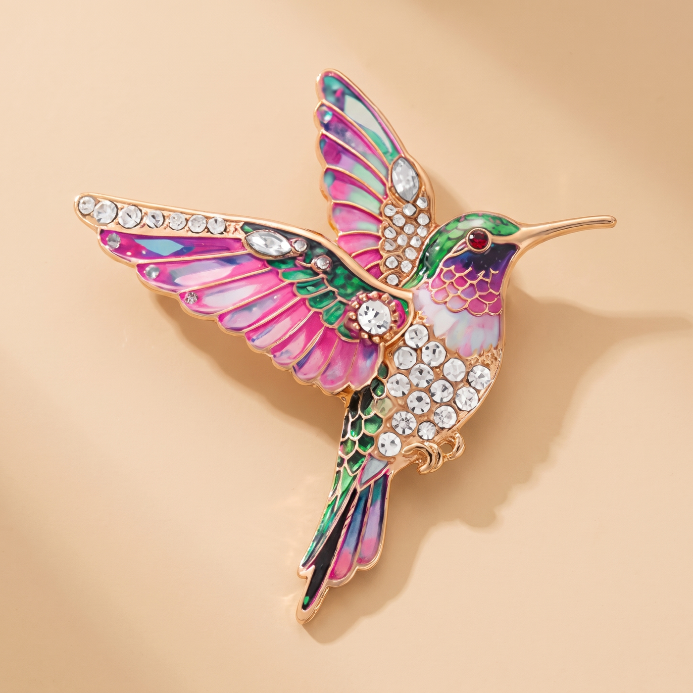 Broche Colibri en cristal, bijou vintage Alyvoa présentée sur un coussin · Rose