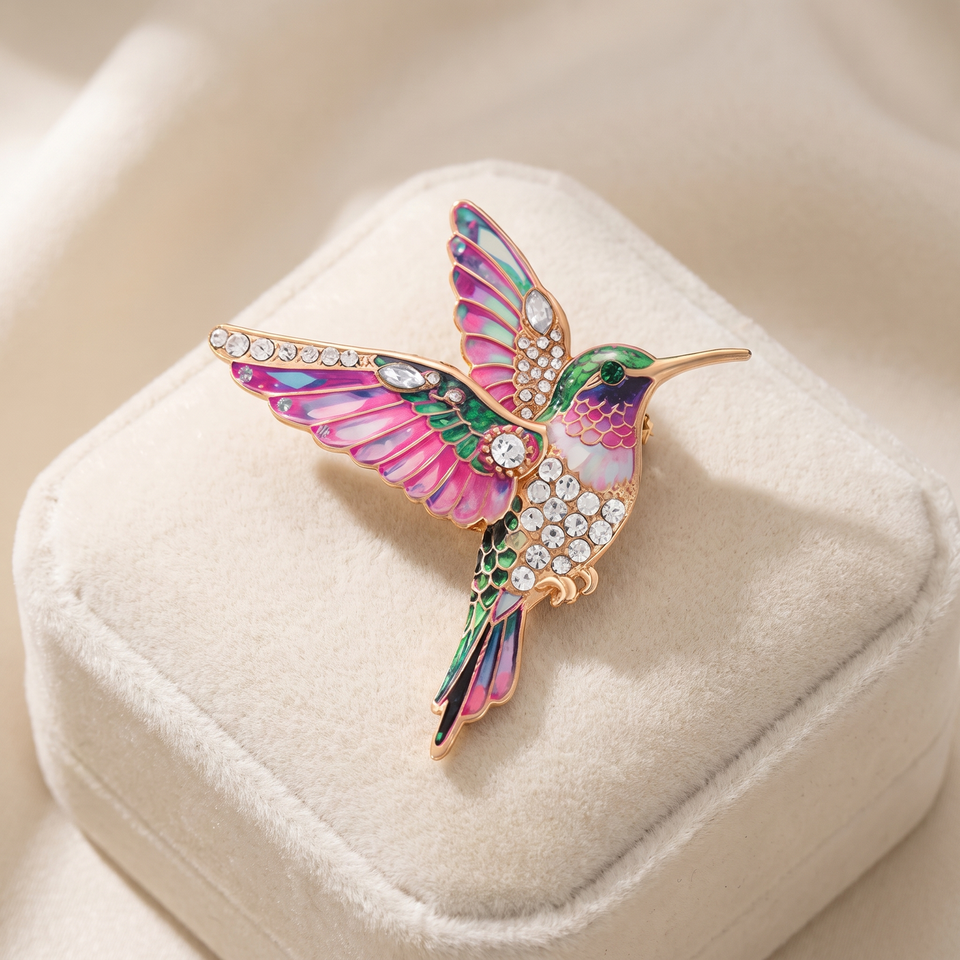 Broche Colibri en cristal, bijou vintage Alyvoa tenue à la main · Rose