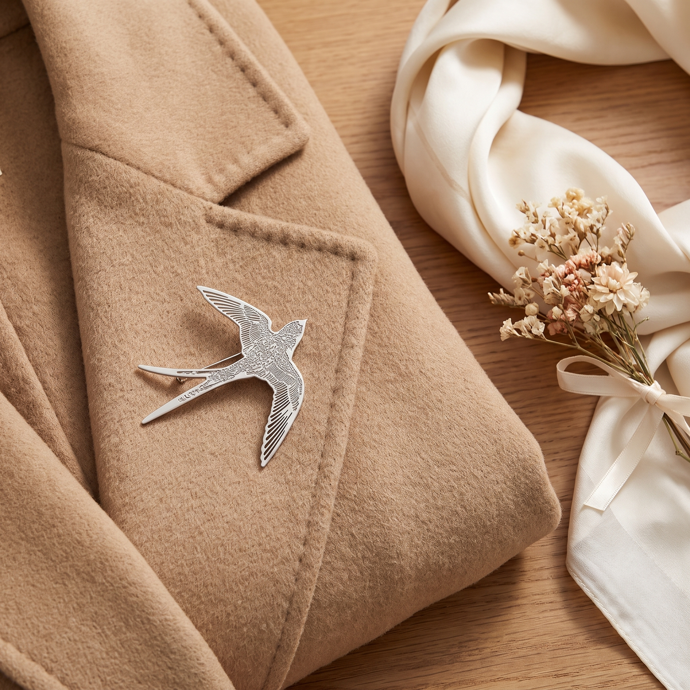 Broche Hirondelle en acier, bijou vintage Alyvoa tenue à la main · Argenté