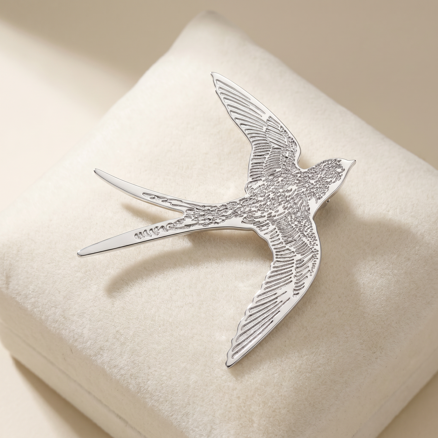 Broche Hirondelle en acier, bijou vintage Alyvoa présentée sur un coussin · Argenté