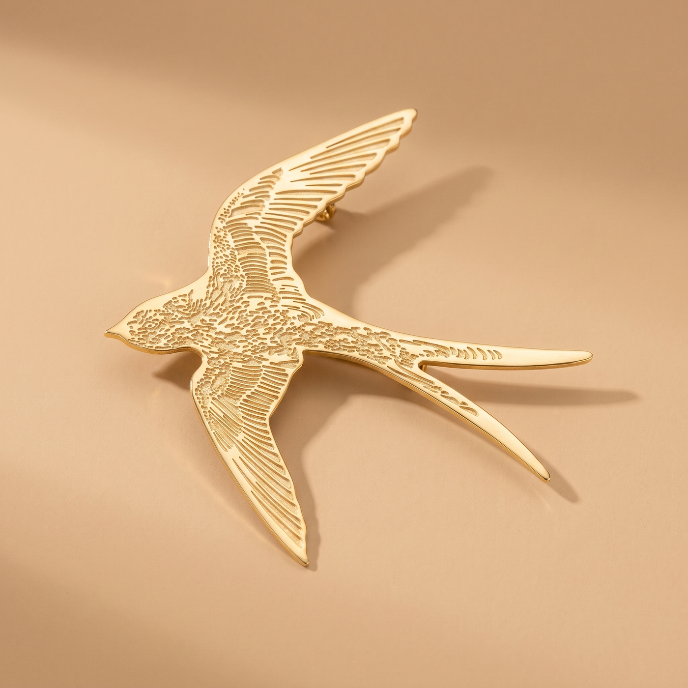Broche Hirondelle en acier, bijou vintage Alyvoa portée sur un revers · Doré
