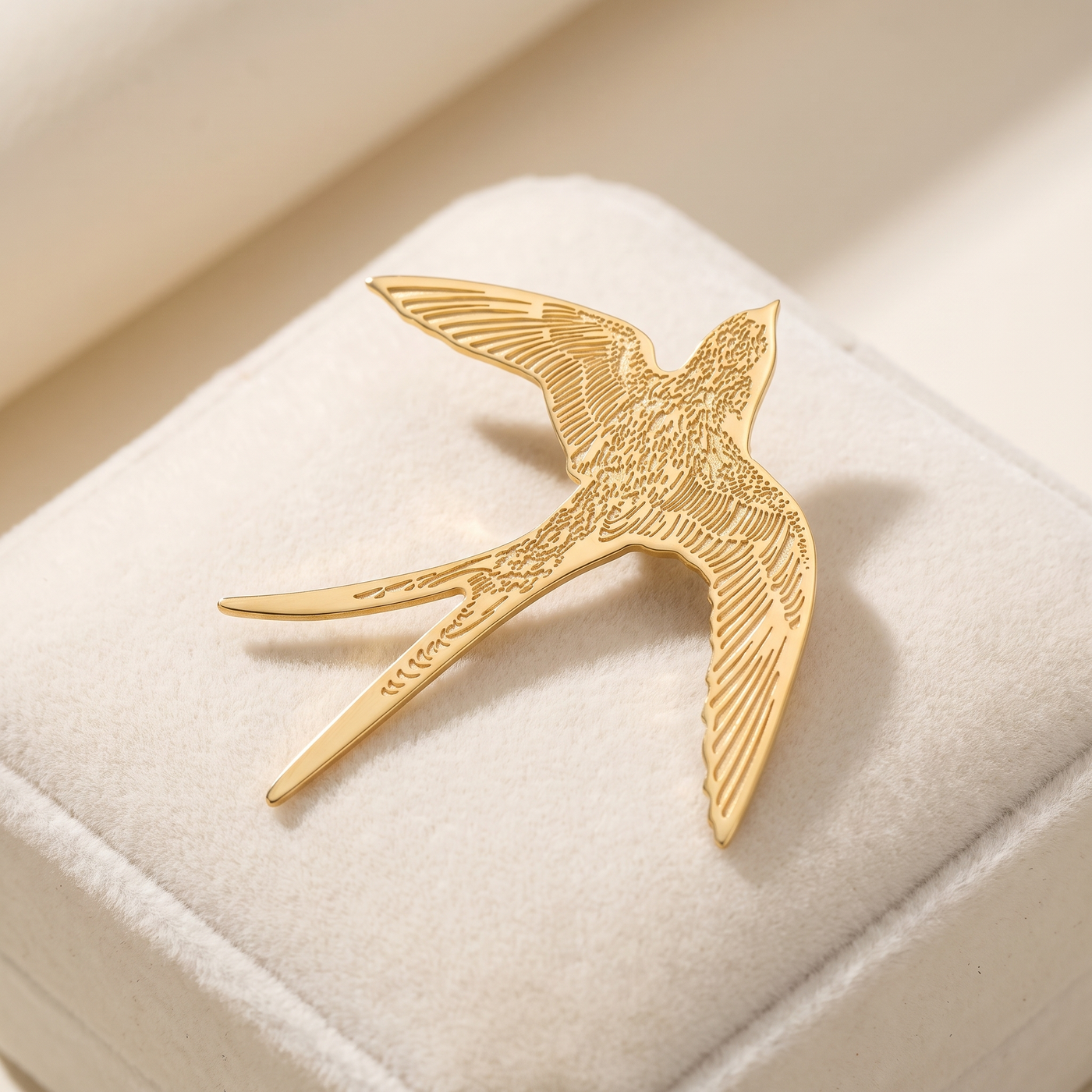 Broche Hirondelle en acier, bijou vintage Alyvoa vue en gros plan · Doré