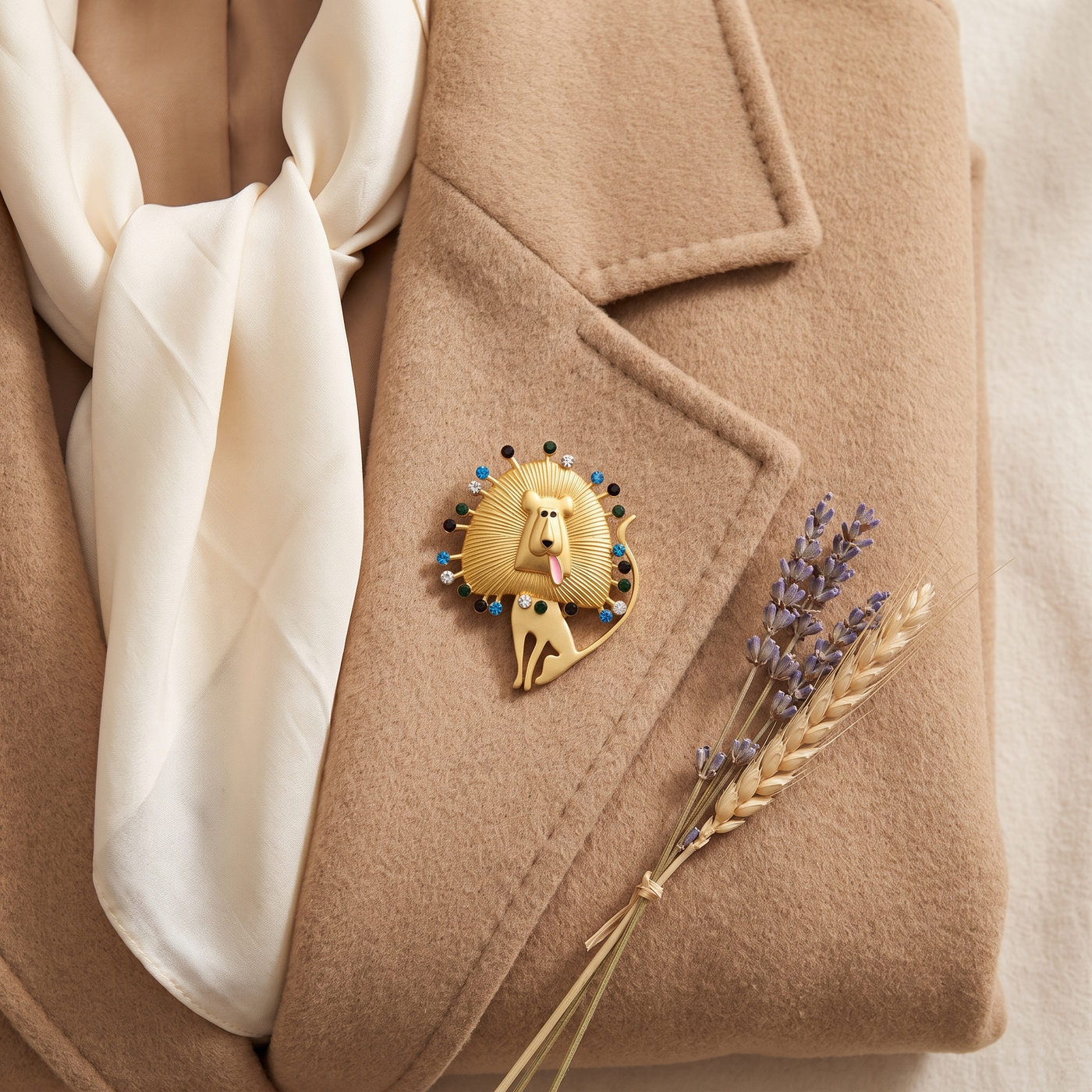 Broche Lion en cristal, bijou vintage Alyvoa portée sur un revers