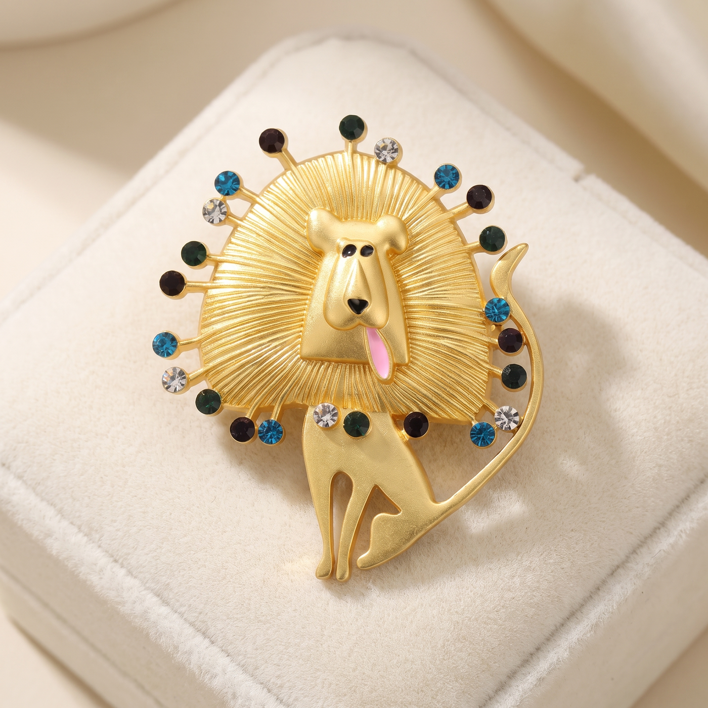 Broche Lion en cristal, bijou vintage Alyvoa tenue à la main