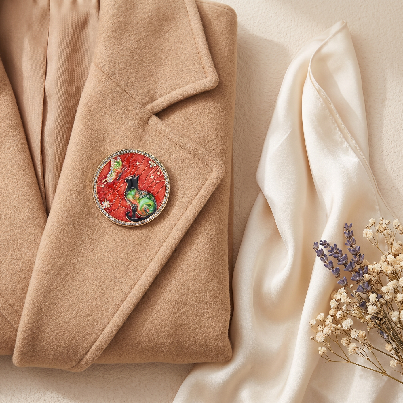 Broche Papillon en émail, bijou vintage Alyvoa présentée sur un coussin · Rouge