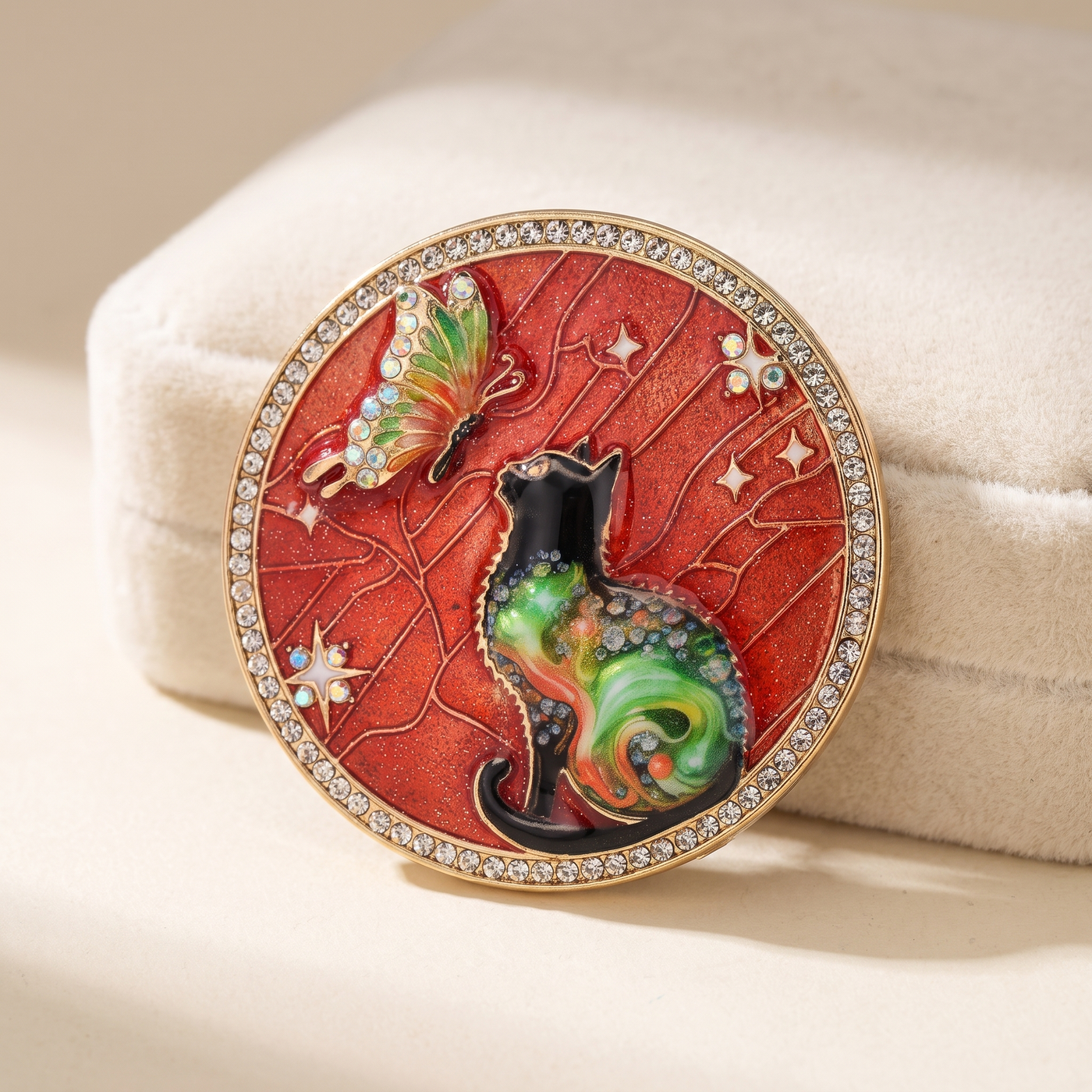 Broche Papillon en émail, bijou vintage Alyvoa tenue à la main · Rouge