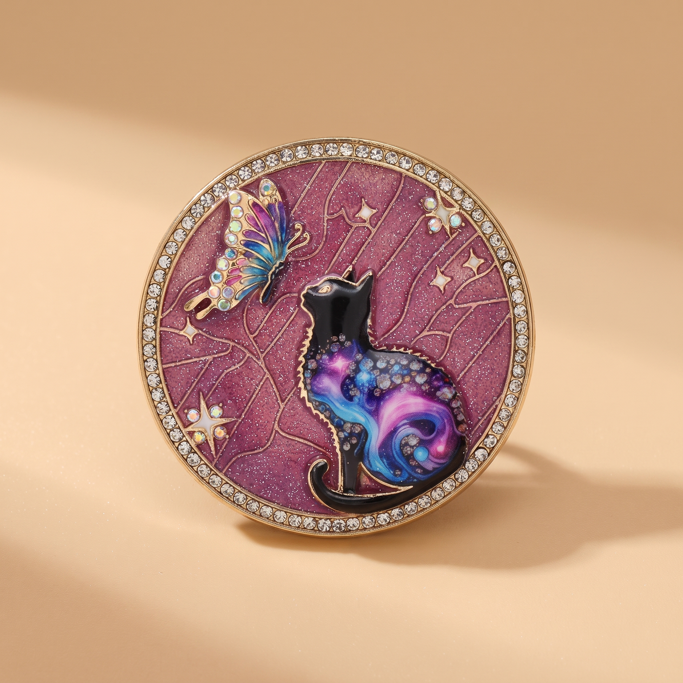 Broche Papillon en émail, bijou vintage Alyvoa portée sur un revers · Violet
