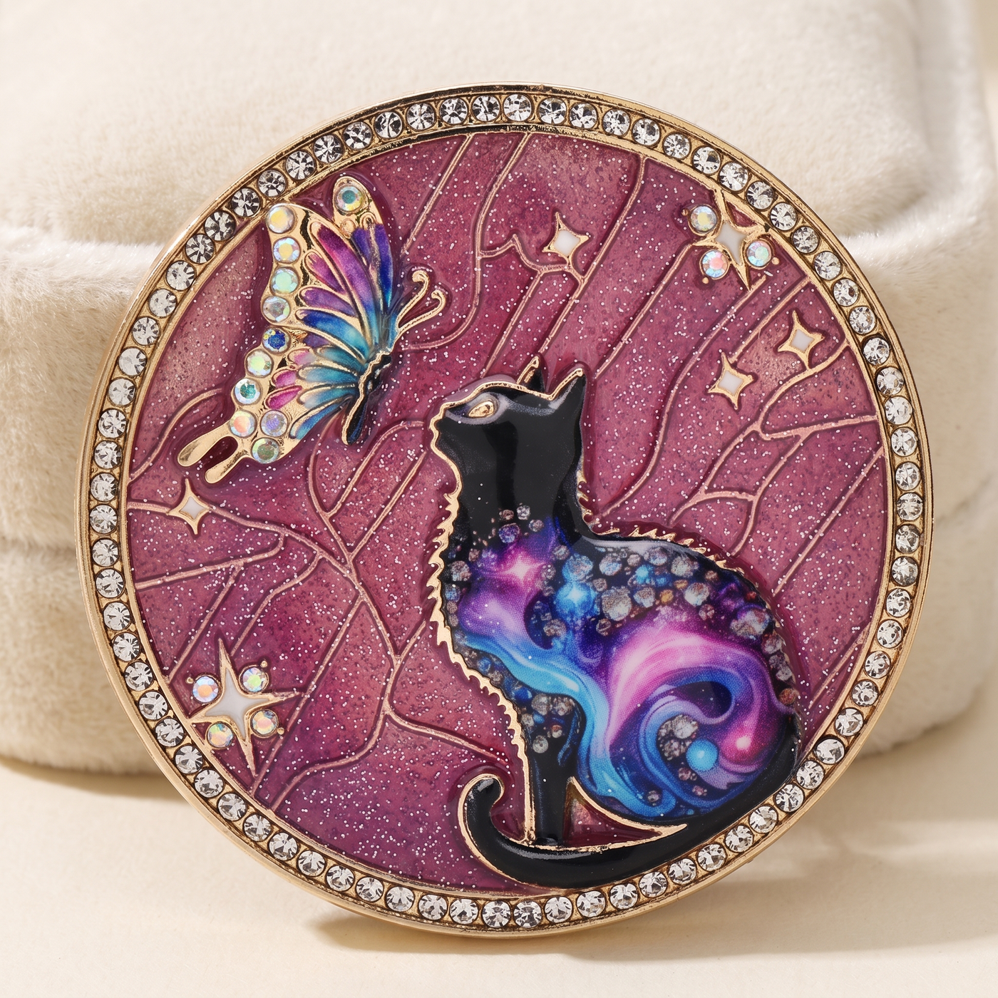 Broche Papillon en émail, bijou vintage Alyvoa en situation · Violet