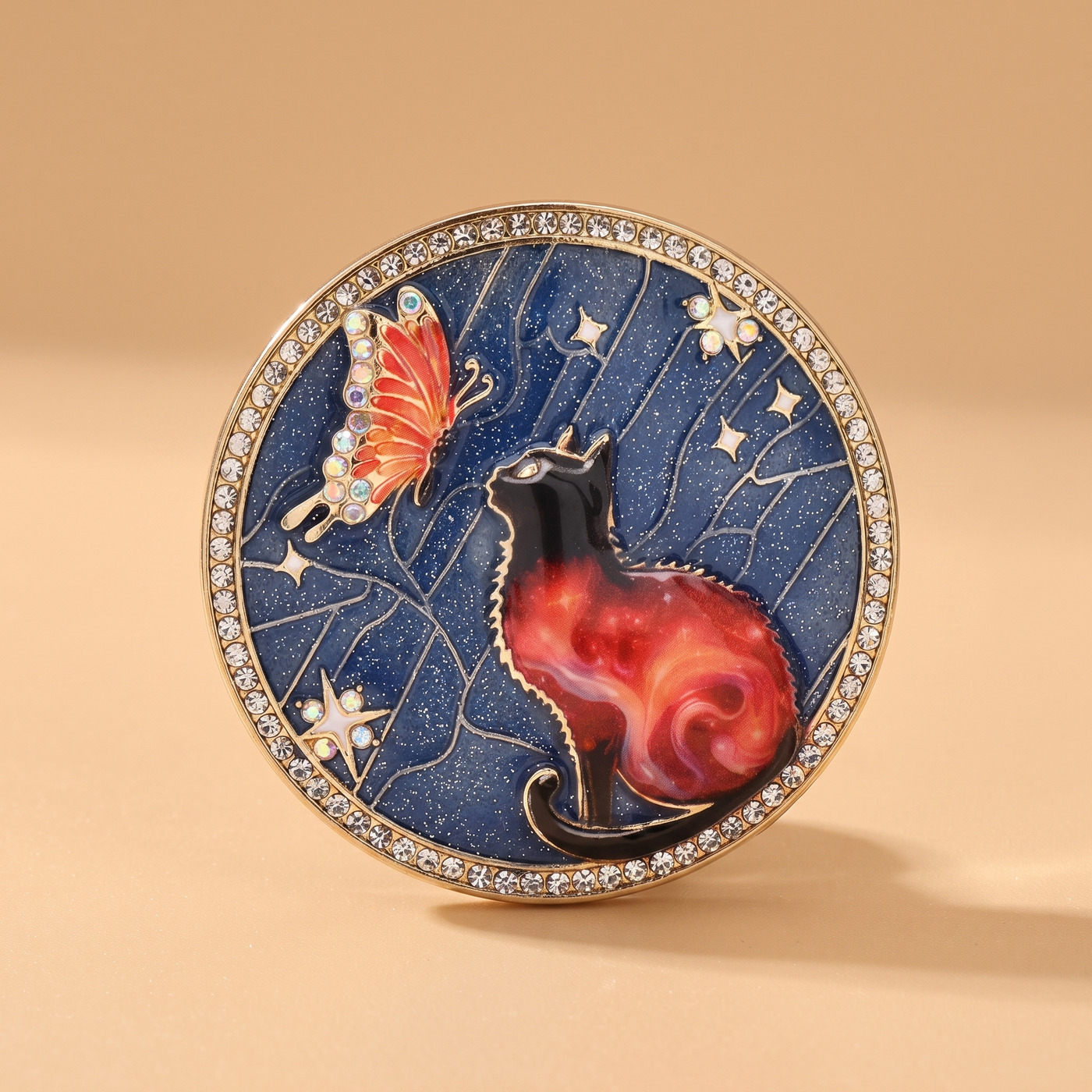 Broche Papillon en émail, bijou vintage Alyvoa tenue à la main · Bleu