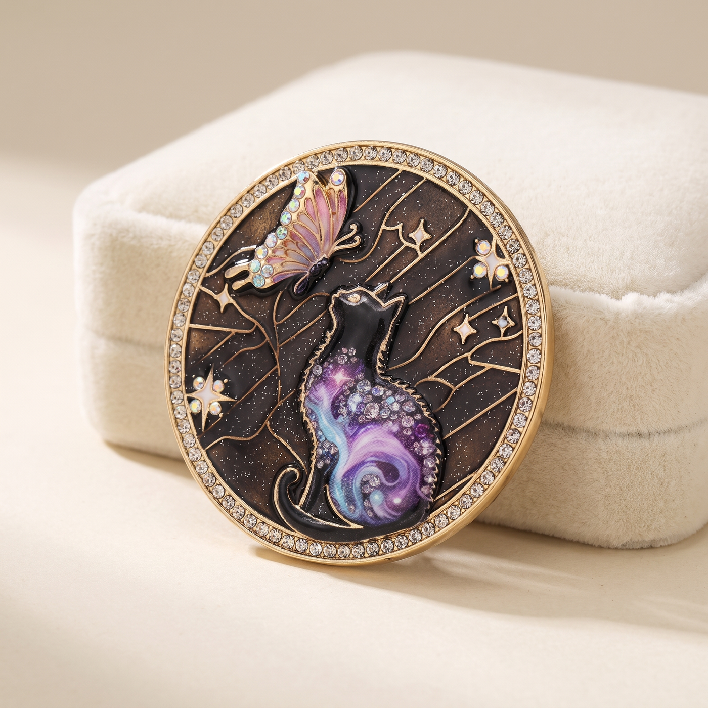 Broche Papillon en émail, bijou vintage Alyvoa vue en gros plan · Noir