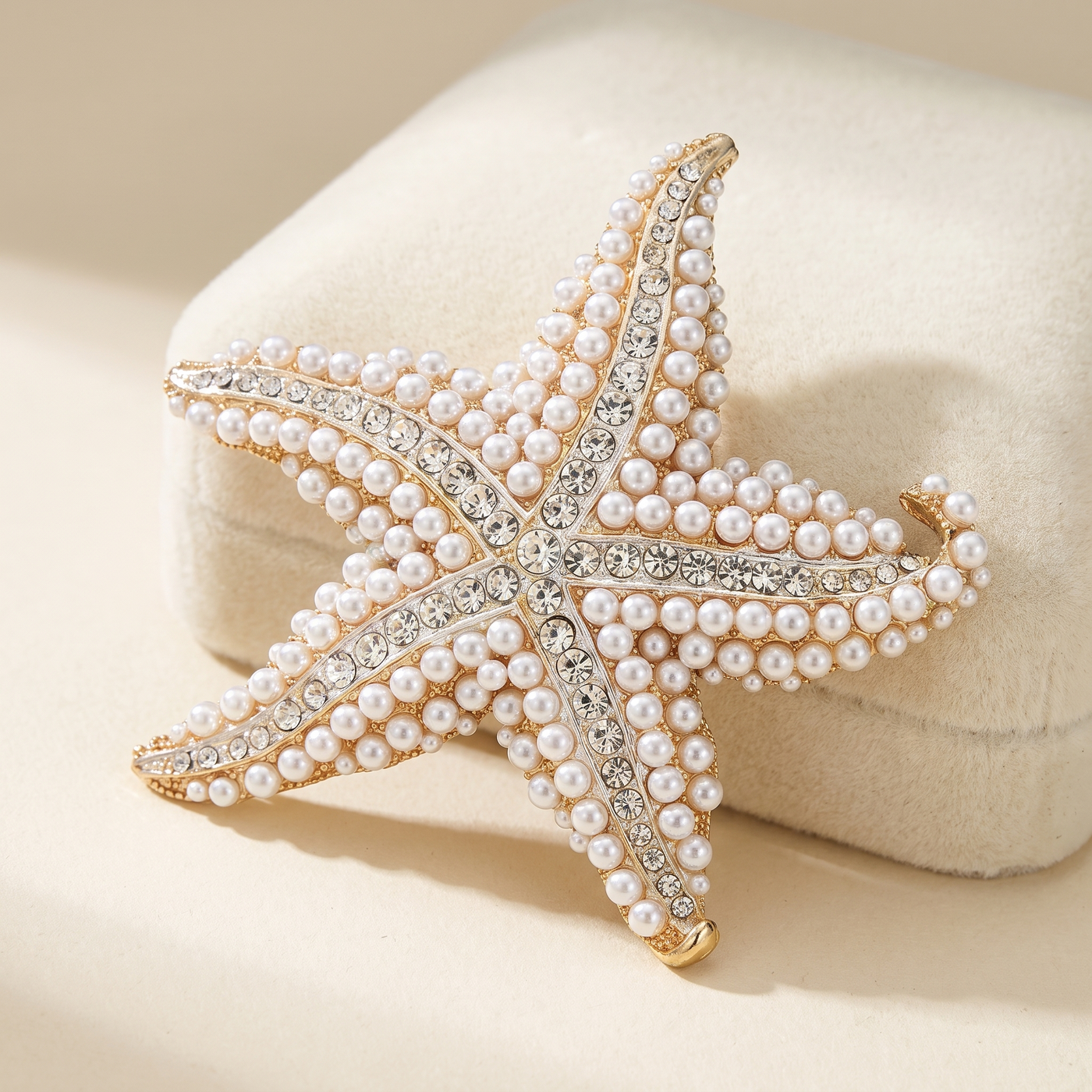 Broche Étoile de Mer en perles, bijou vintage Alyvoa tenue à la main