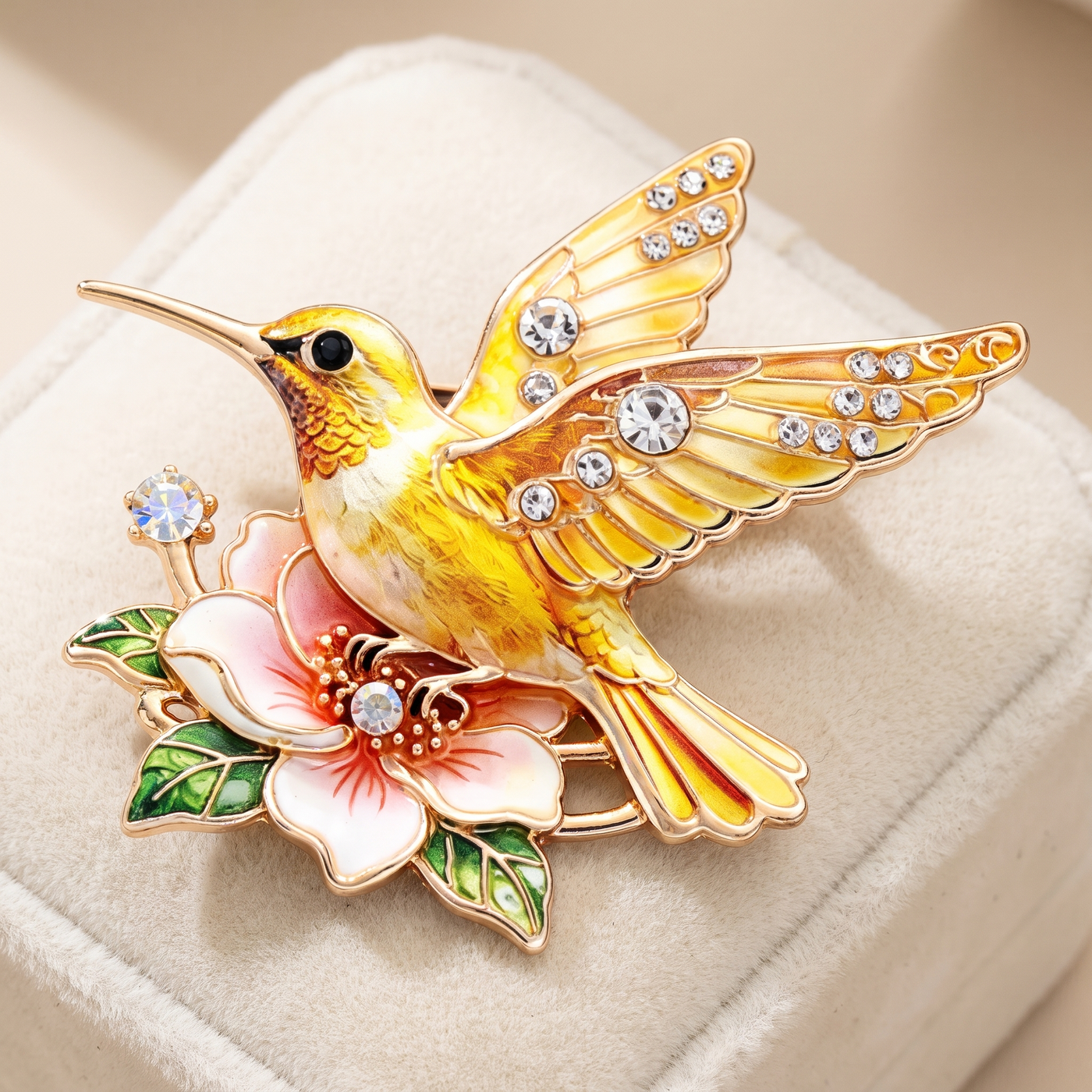 Broche Colibri, bijou fantaisie vintage Alyvoa présentée sur un coussin · Jaune