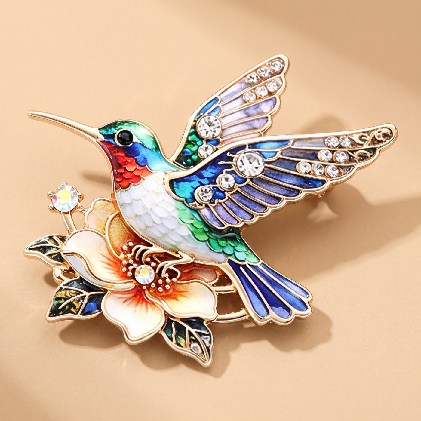 Broche Colibri, bijou fantaisie vintage Alyvoa portée sur un revers · Violet
