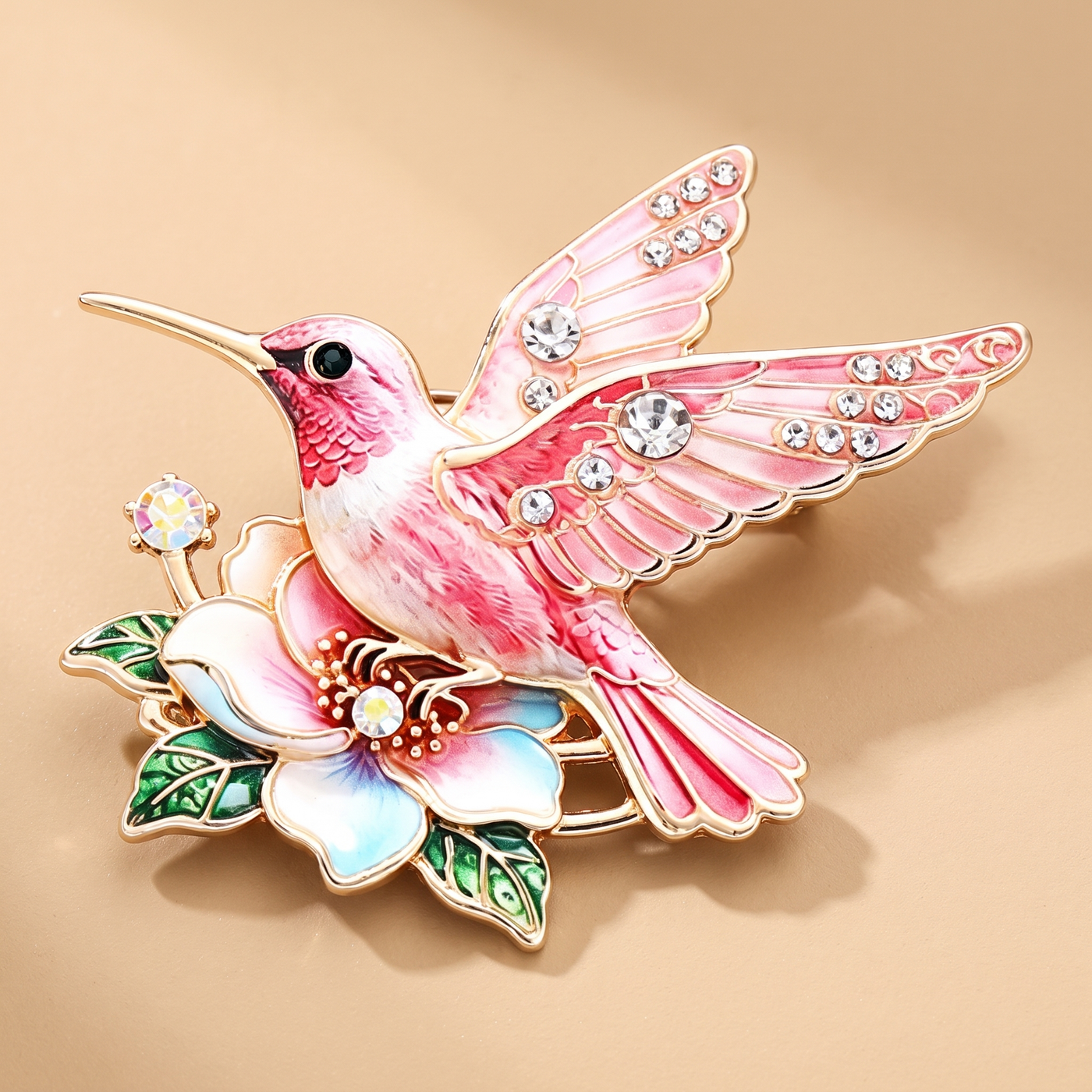 Broche Colibri, bijou fantaisie vintage Alyvoa tenue à la main · Rose