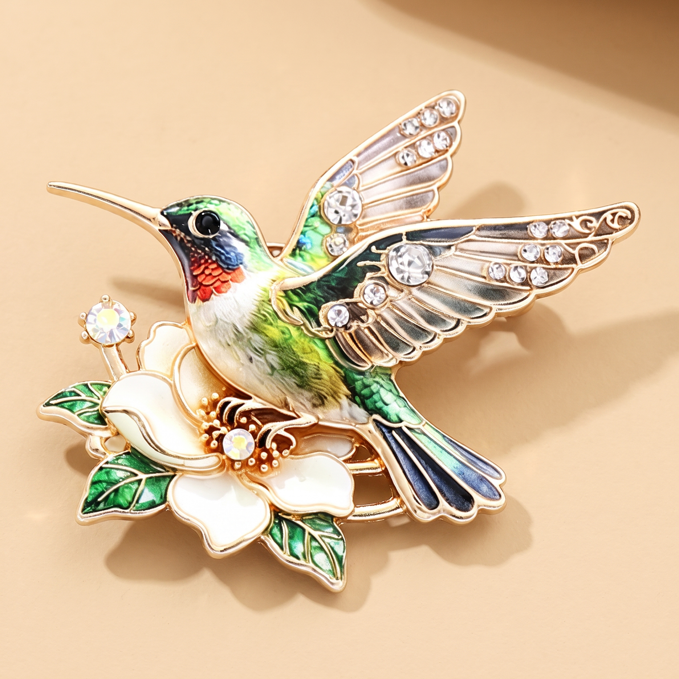 Broche Colibri, bijou fantaisie vintage Alyvoa en situation · Vert