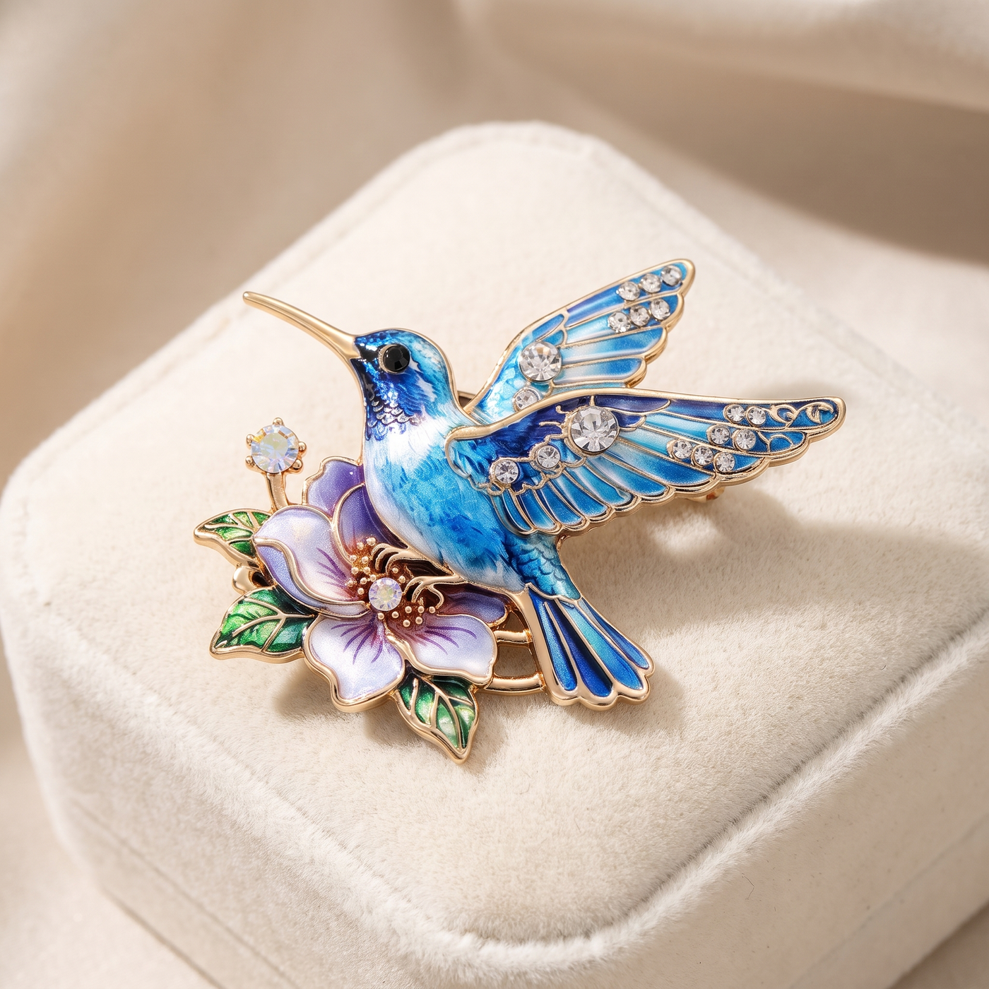 Broche Colibri, bijou fantaisie vintage Alyvoa tenue à la main · Bleu