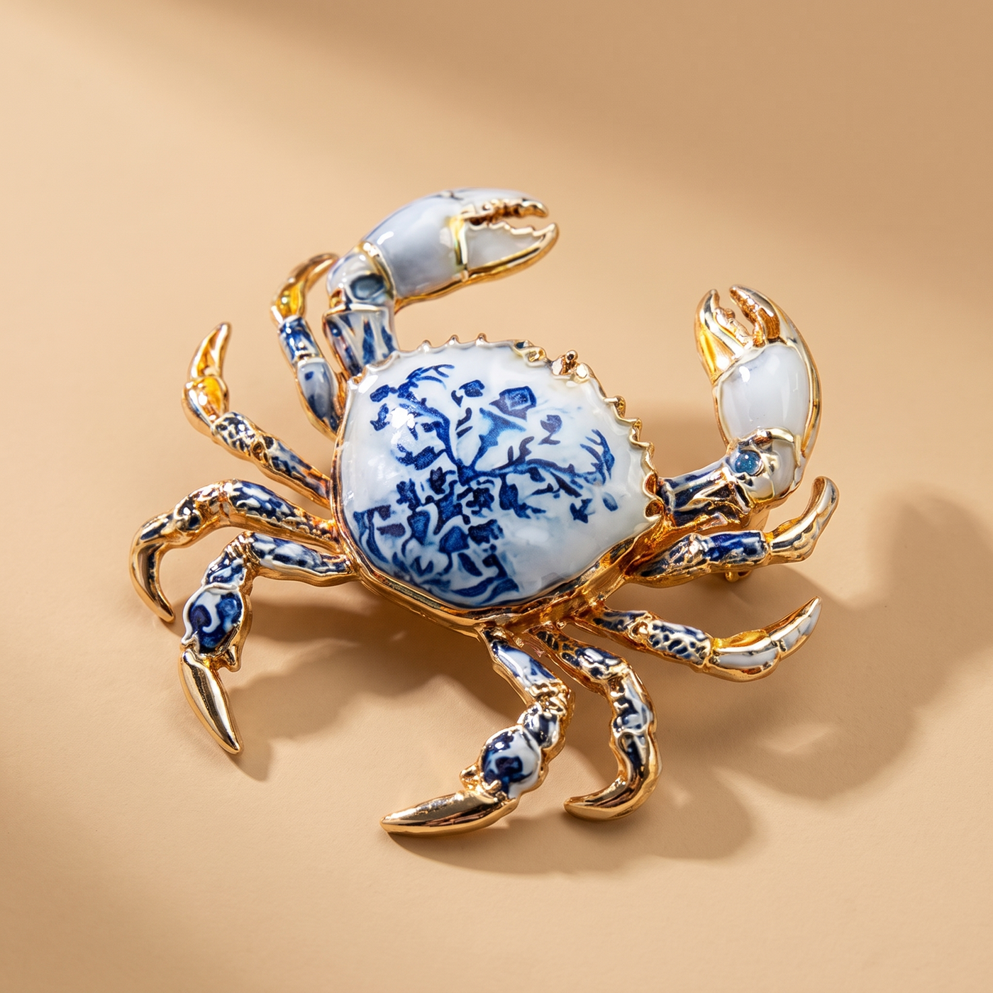 Broche Crabe, bijou fantaisie vintage Alyvoa portée sur un revers · Bleu