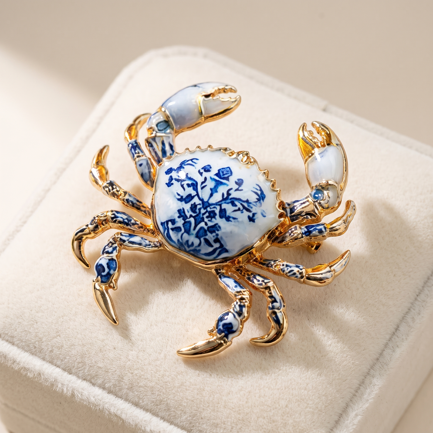 Broche Crabe, bijou fantaisie vintage Alyvoa portée sur un revers · Bleu