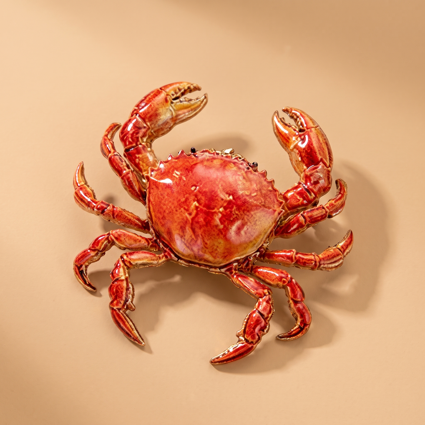 Broche Crabe, bijou fantaisie vintage Alyvoa tenue à la main · Rouge