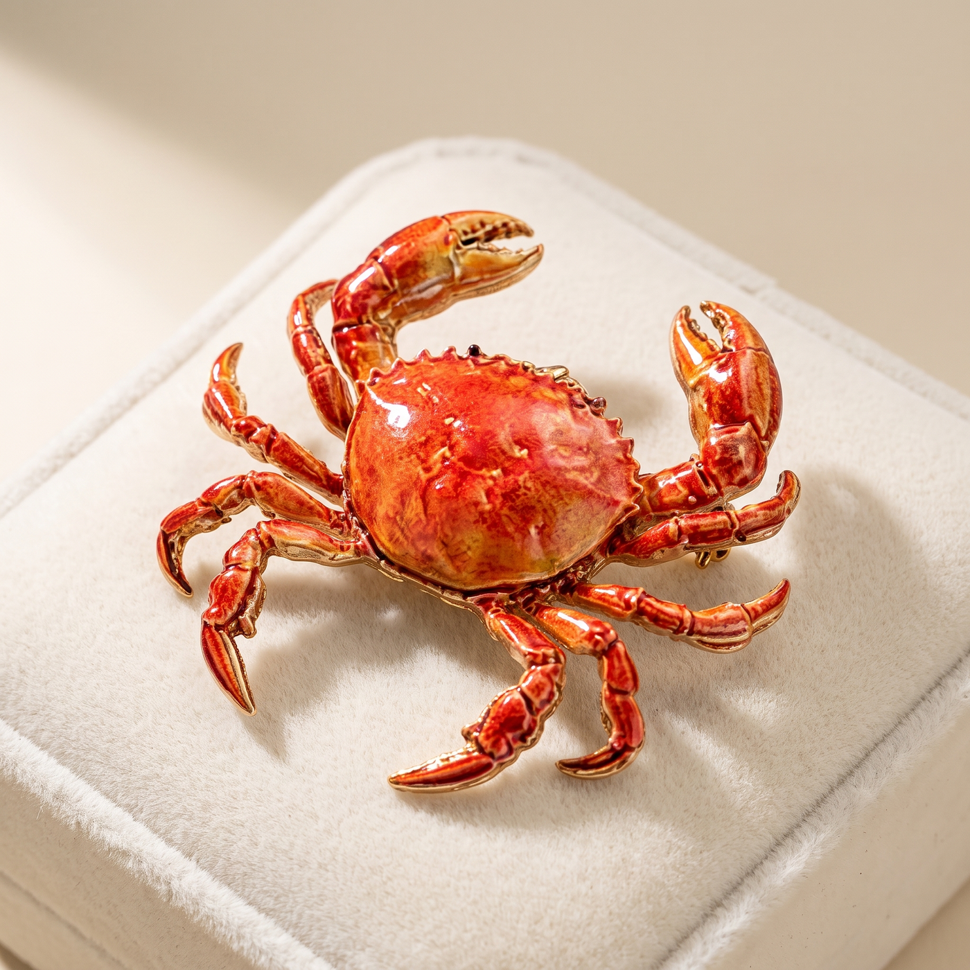 Broche Crabe, bijou fantaisie vintage Alyvoa tenue à la main · Rouge