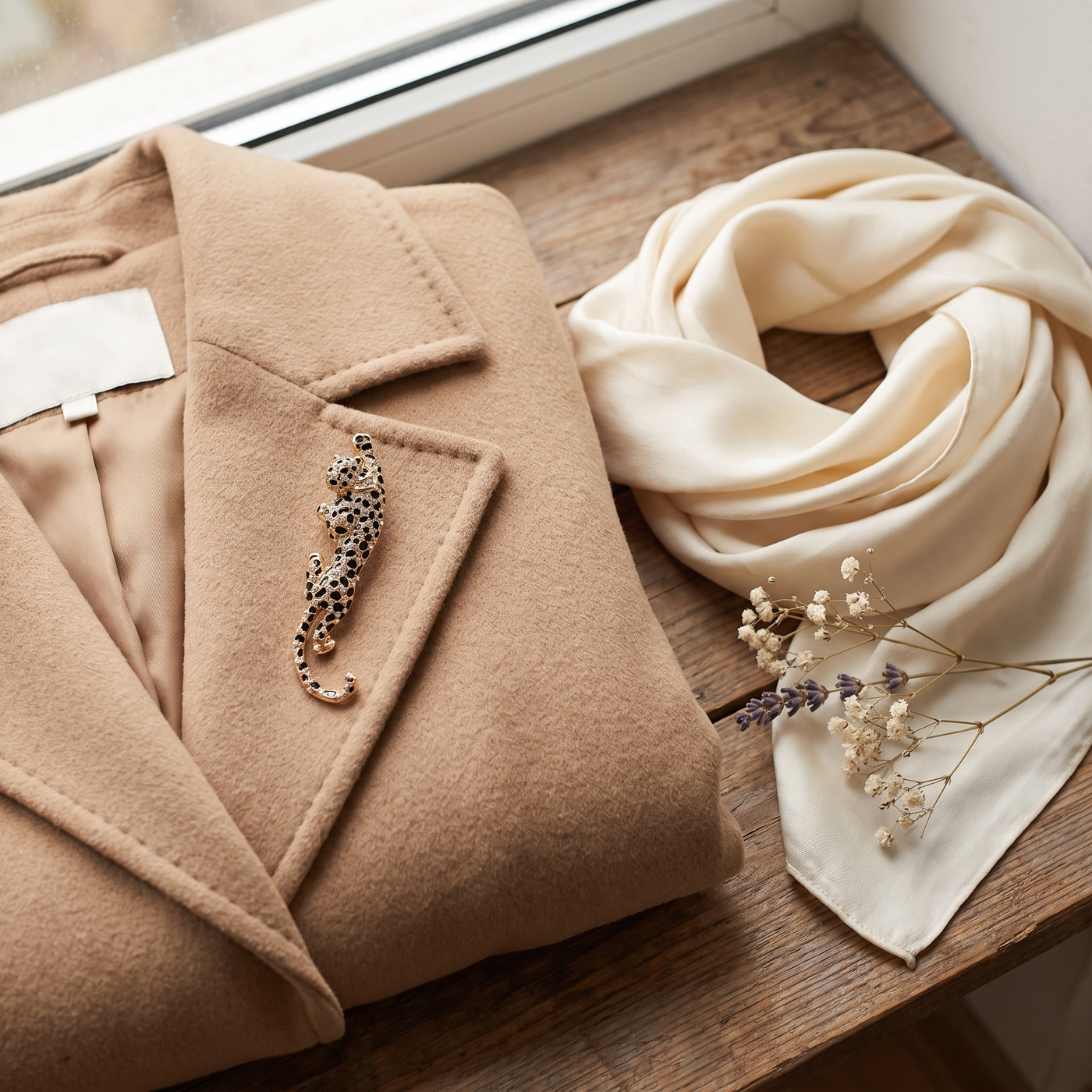 Broche Léopard en émail, bijou vintage Alyvoa portée sur un revers