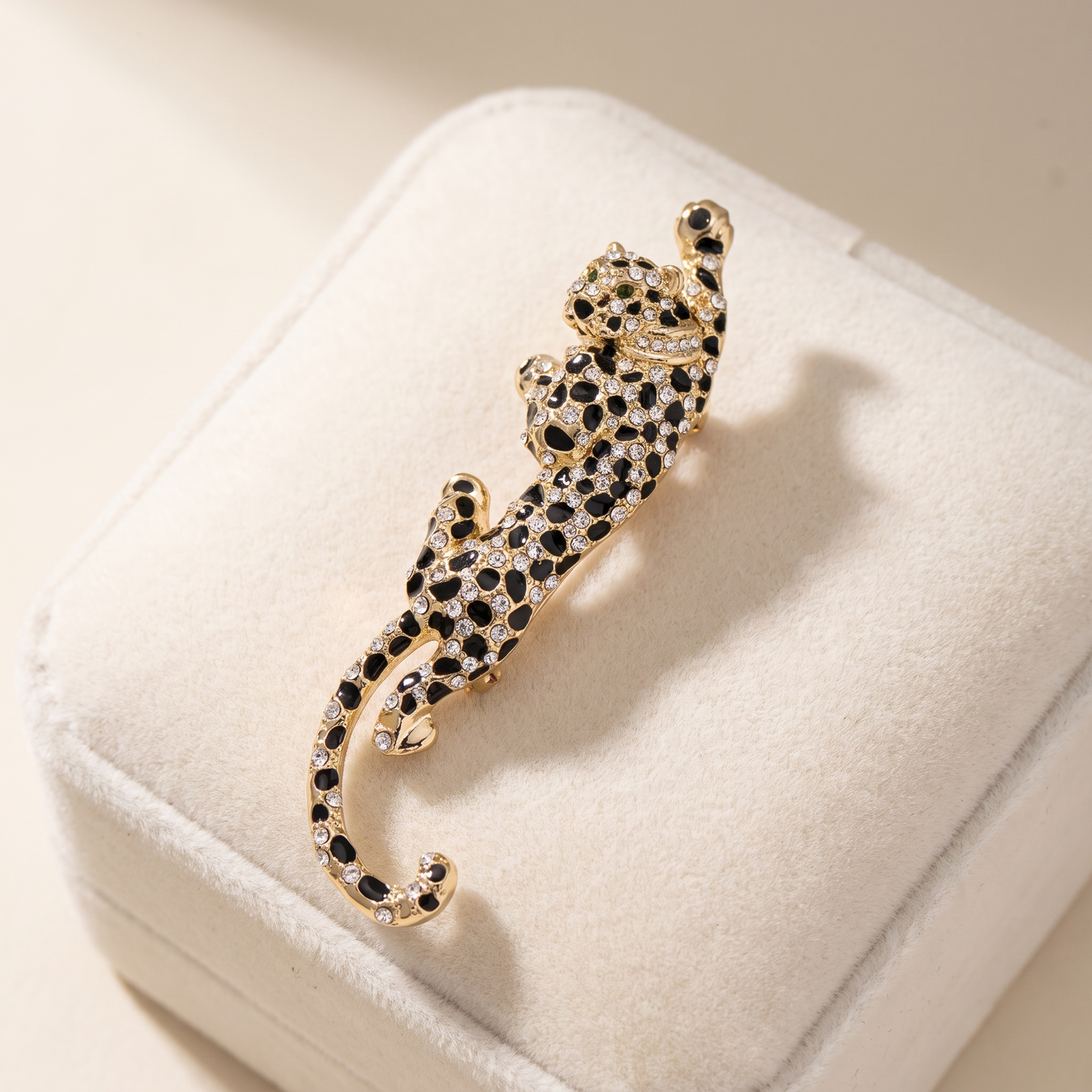 Broche Léopard en émail, bijou vintage Alyvoa tenue à la main