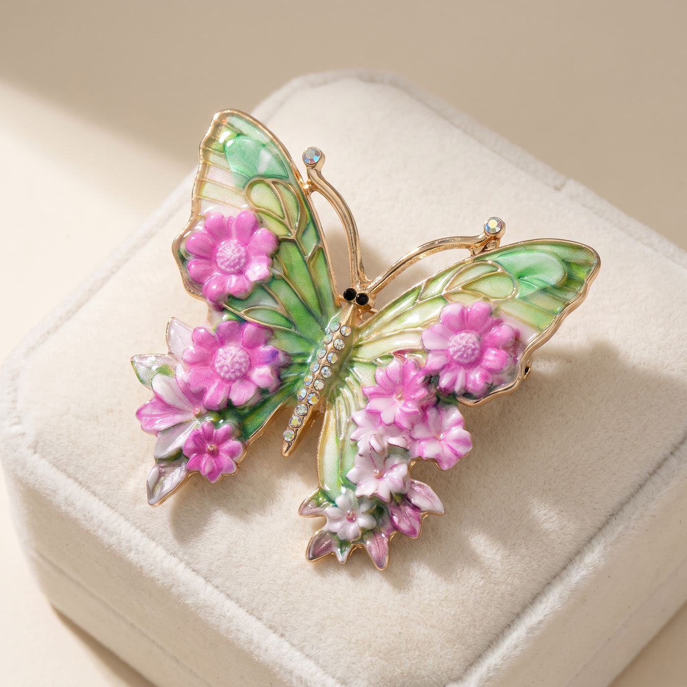 Broche Papillon, bijou fantaisie vintage Alyvoa présentée sur un coussin · Violet
