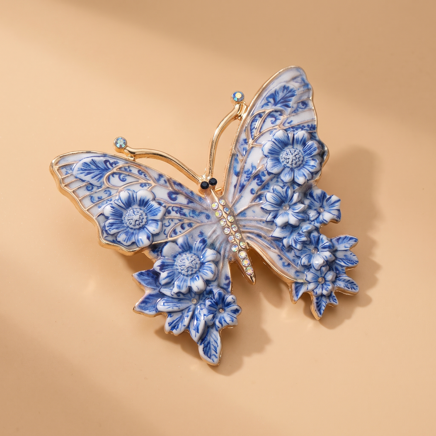 Broche Papillon, bijou fantaisie vintage Alyvoa portée sur un revers · Bleu