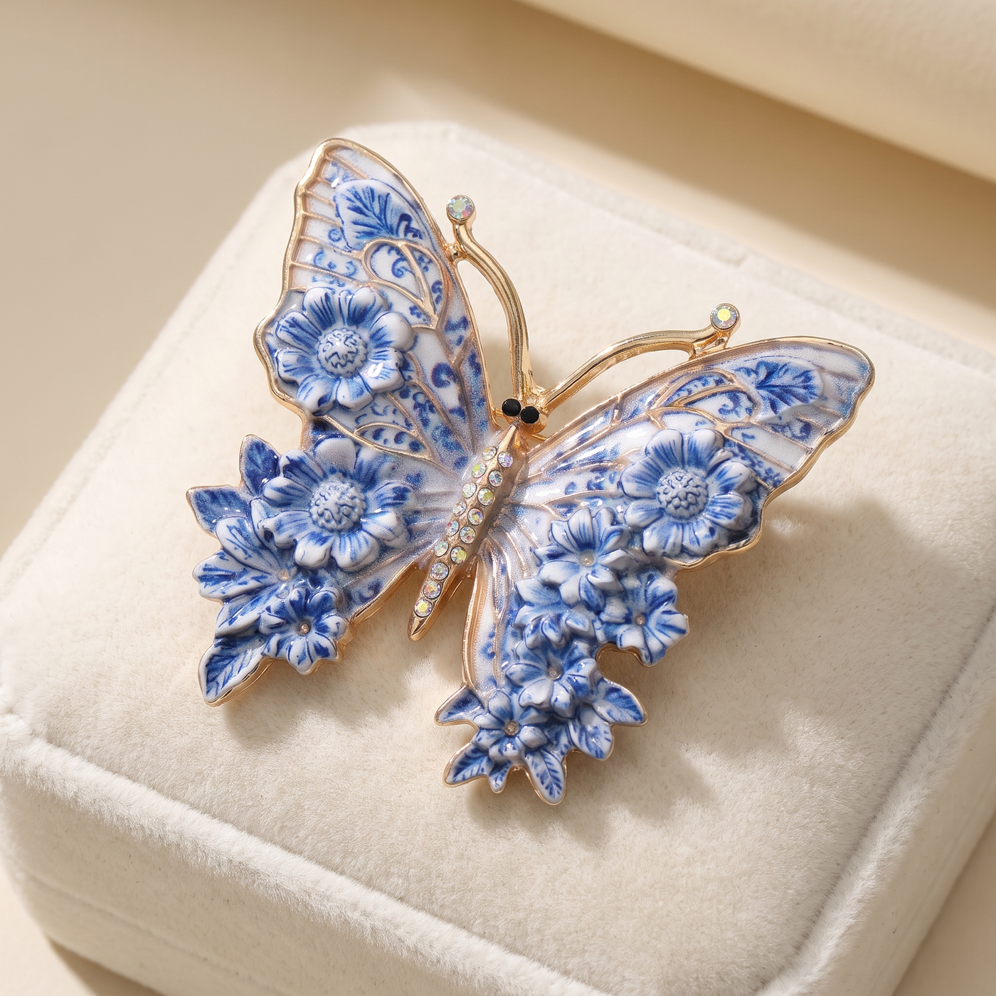 Broche Papillon, bijou fantaisie vintage Alyvoa vue en gros plan · Bleu