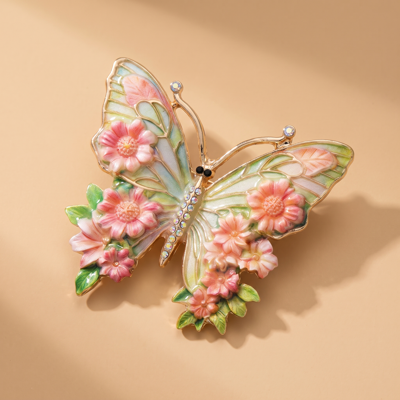 Broche Papillon, bijou fantaisie vintage Alyvoa tenue à la main · Rose