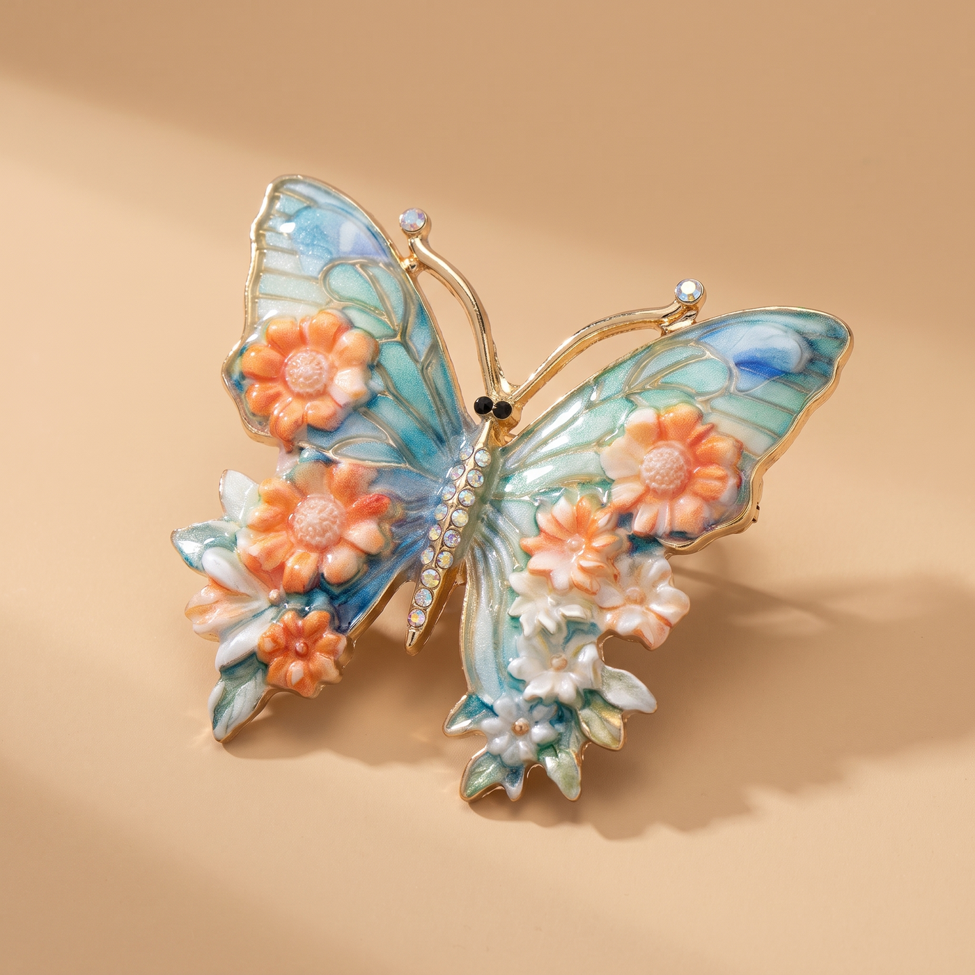 Broche Papillon, bijou fantaisie vintage Alyvoa en situation · Orange