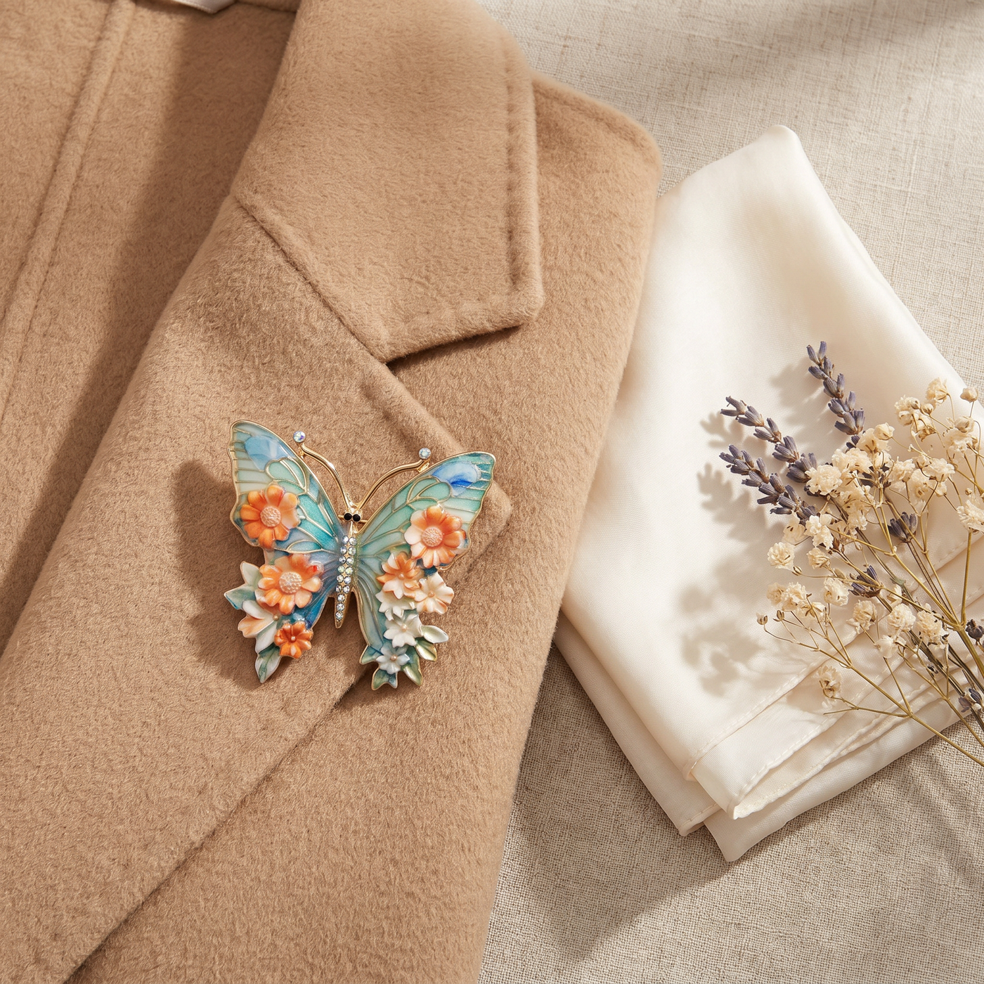 Broche Papillon, bijou fantaisie vintage Alyvoa tenue à la main · Orange