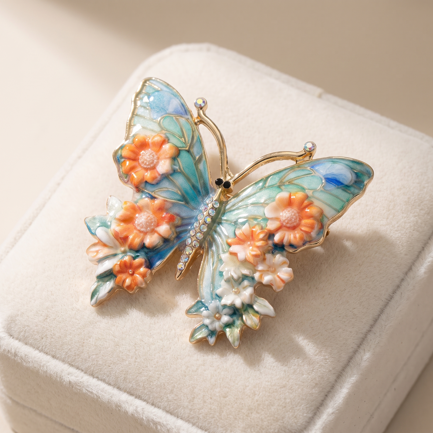 Broche Papillon, bijou fantaisie vintage Alyvoa portée sur un revers · Orange