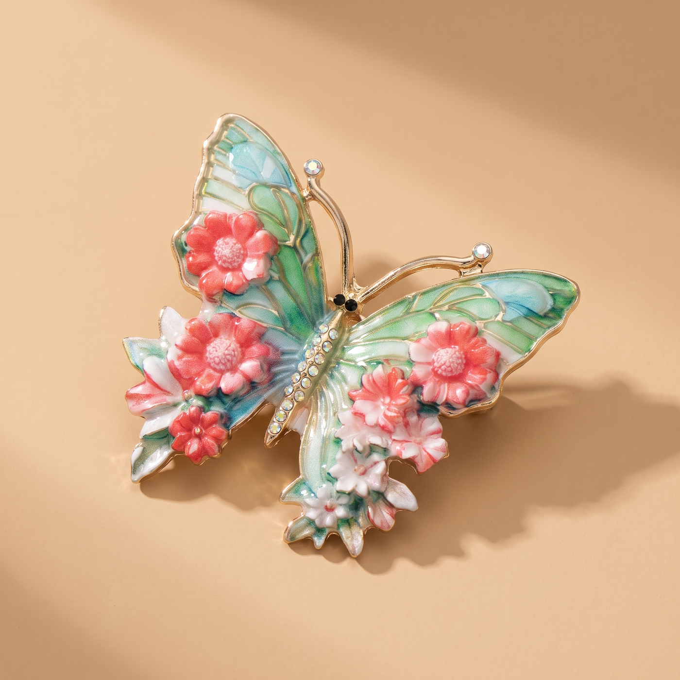 Broche Papillon, bijou fantaisie vintage Alyvoa présentée sur un coussin · Rouge