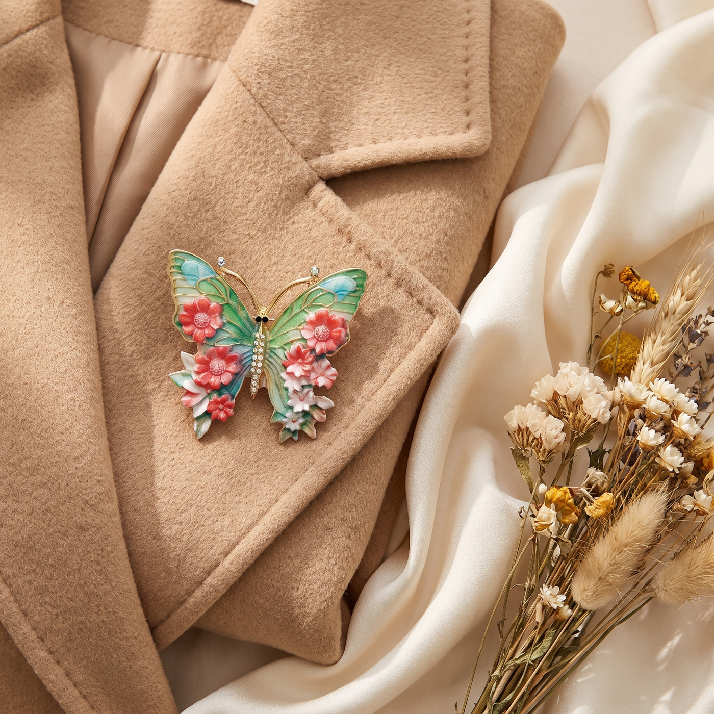 Broche Papillon, bijou fantaisie vintage Alyvoa en situation · Rouge