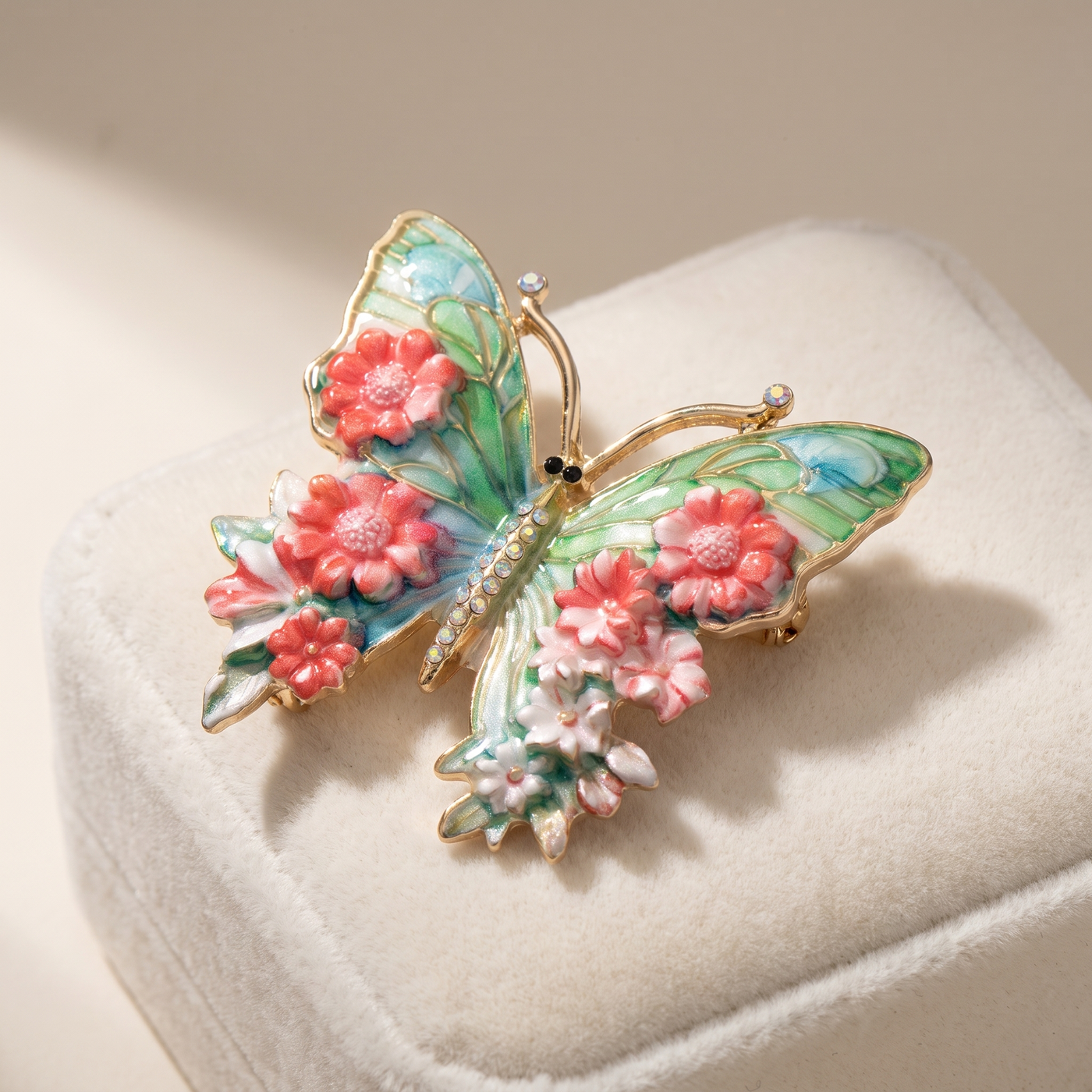 Broche Papillon, bijou fantaisie vintage Alyvoa tenue à la main · Rouge